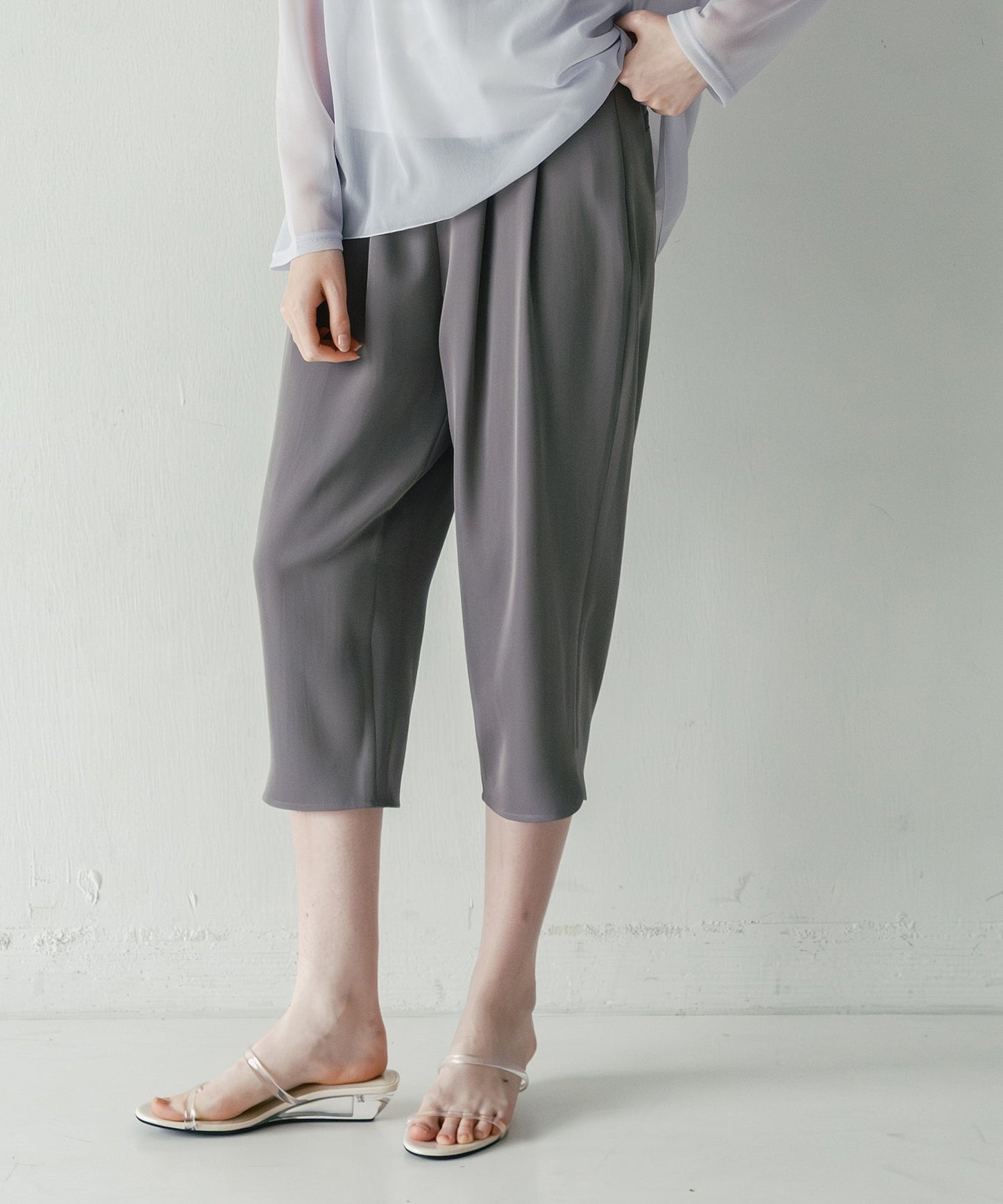 loose capri pants / WHT26HPT4066