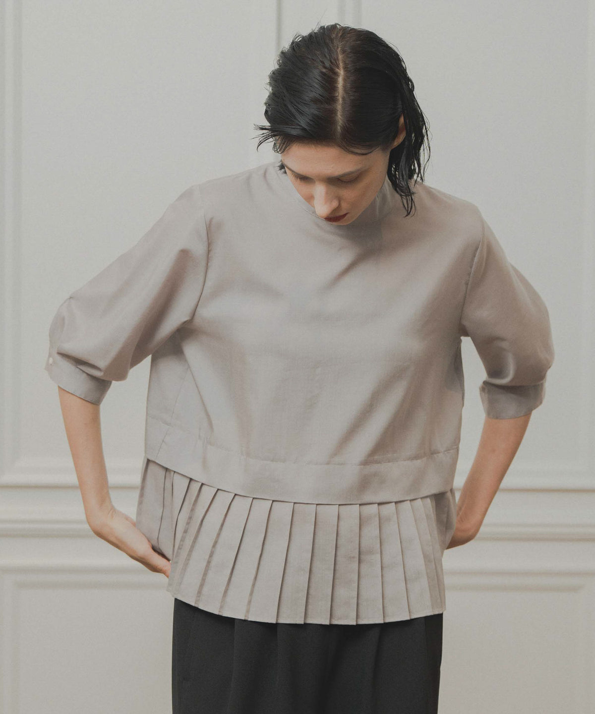 hem pleats blouse / WHT21FBL4004