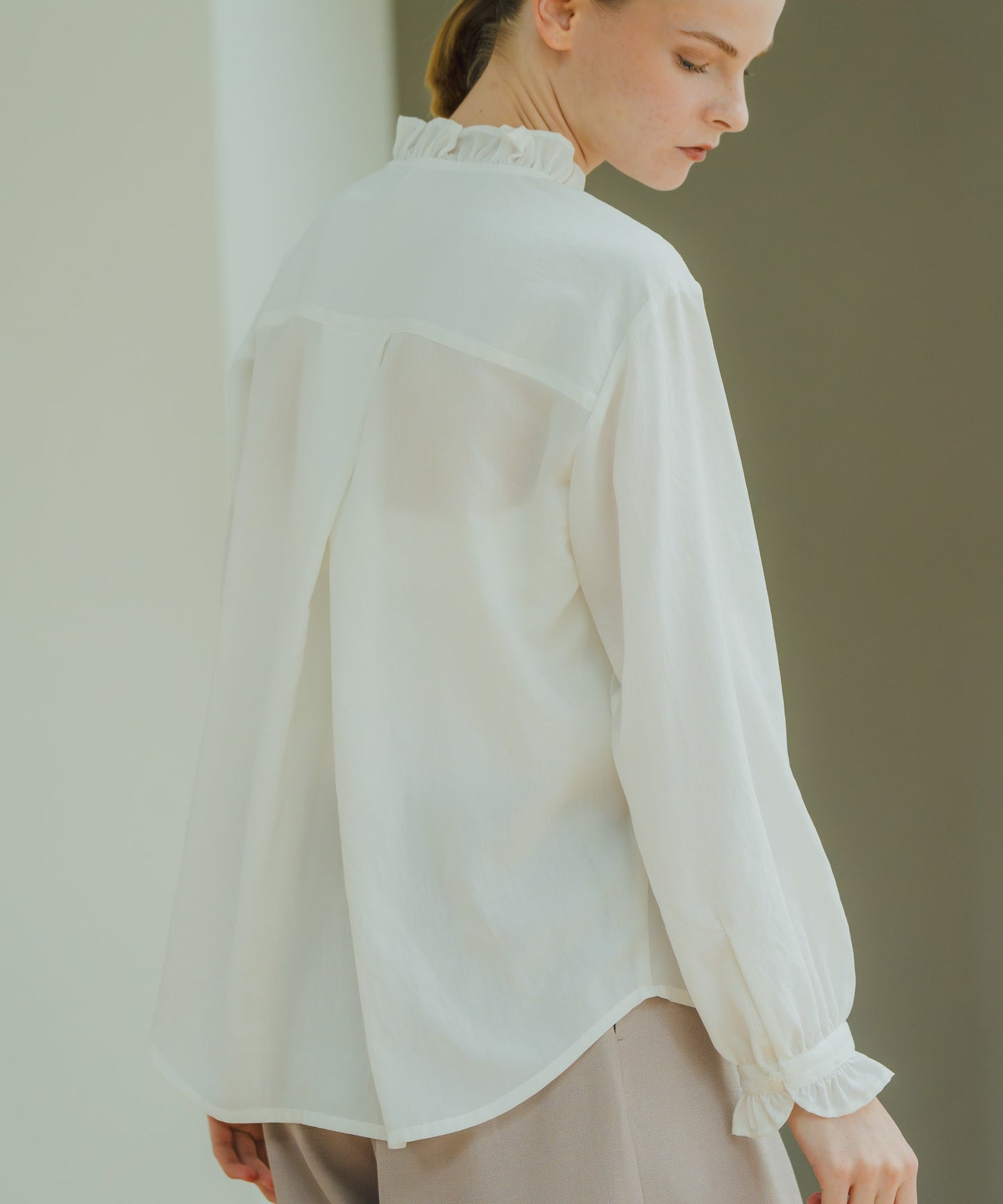 FRILL NECK BLOUSE / WHT24HBL4042