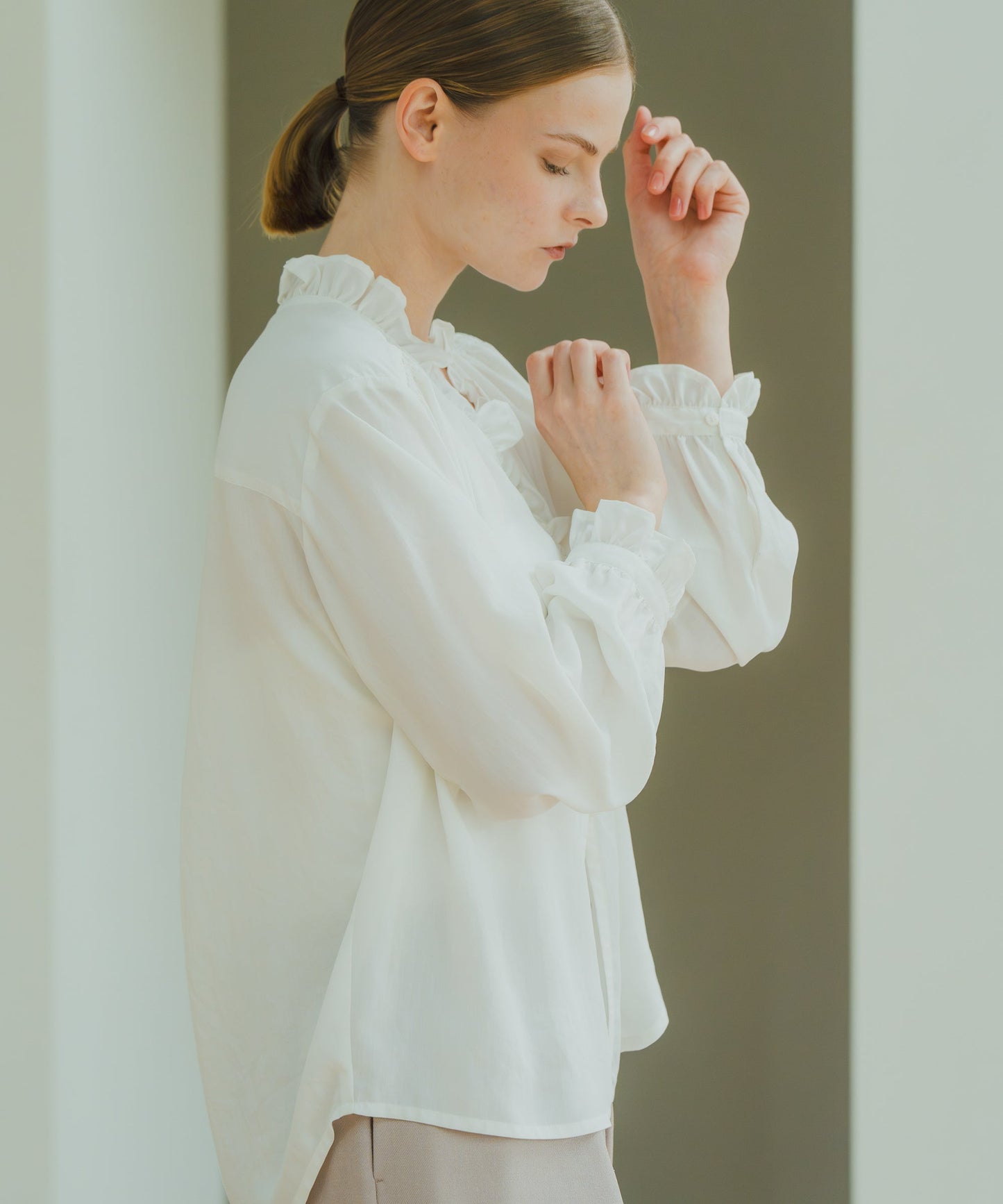 FRILL NECK BLOUSE / WHT24HBL4042