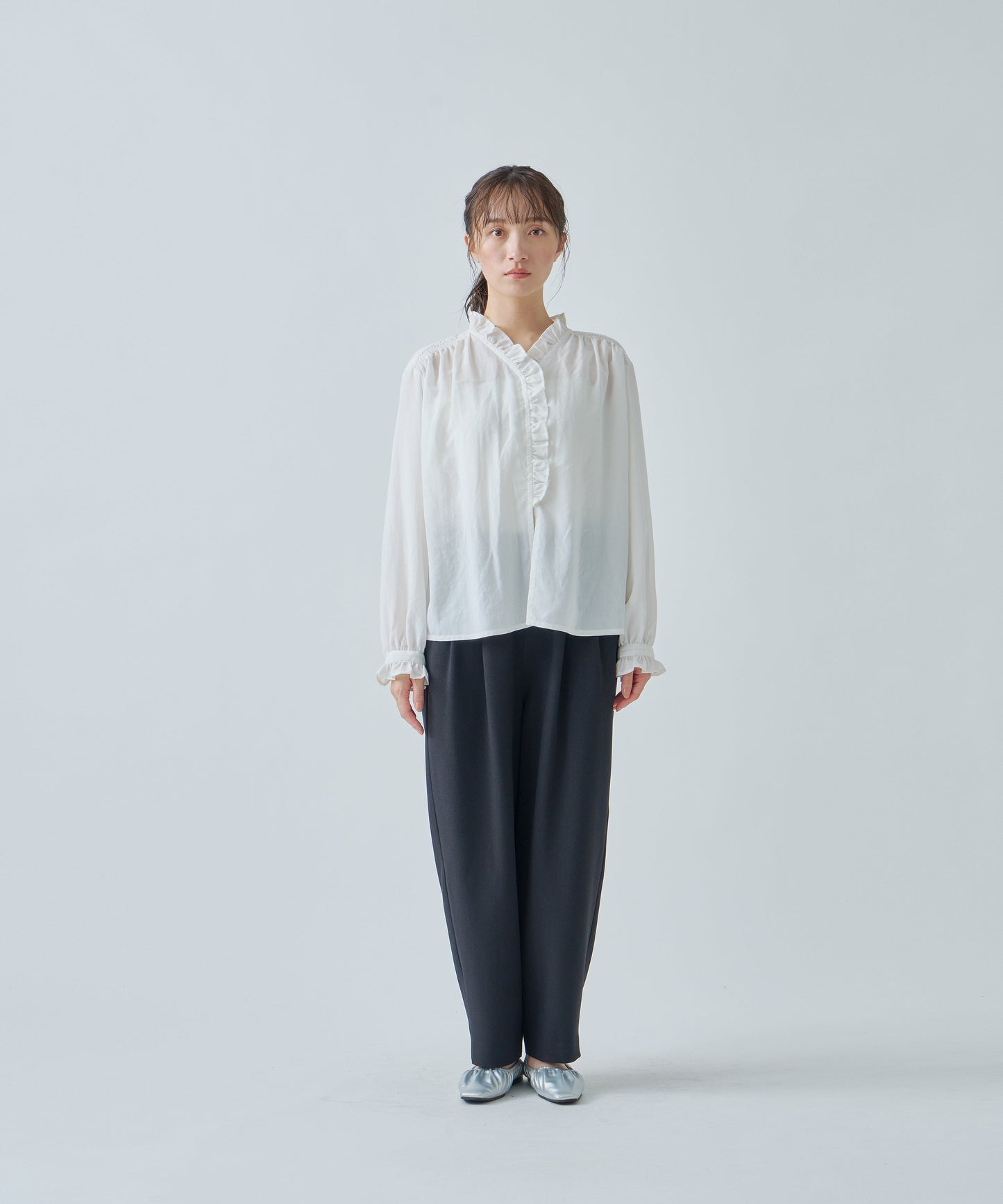 FRILL NECK BLOUSE / WHT24HBL4042