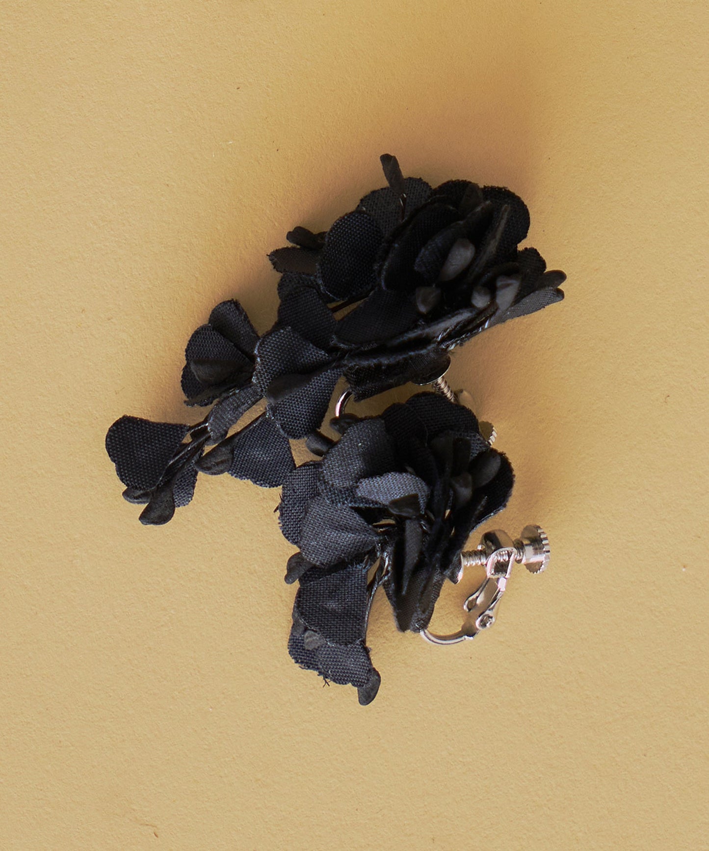 asymmetry flower earrings / WHT25HAC4007