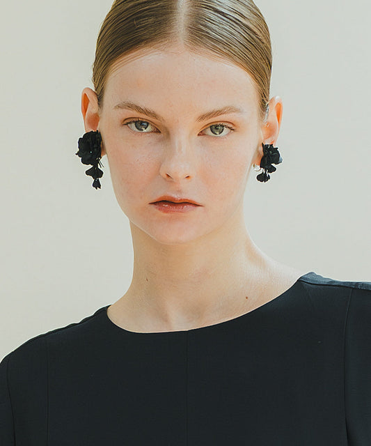 asymmetry flower earrings / WHT25HAC4007