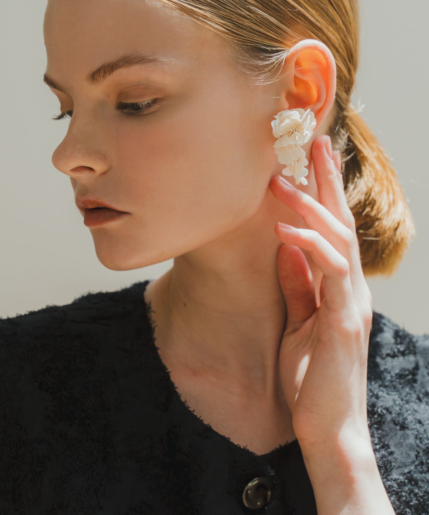 asymmetry flower earrings / WHT25HAC4007