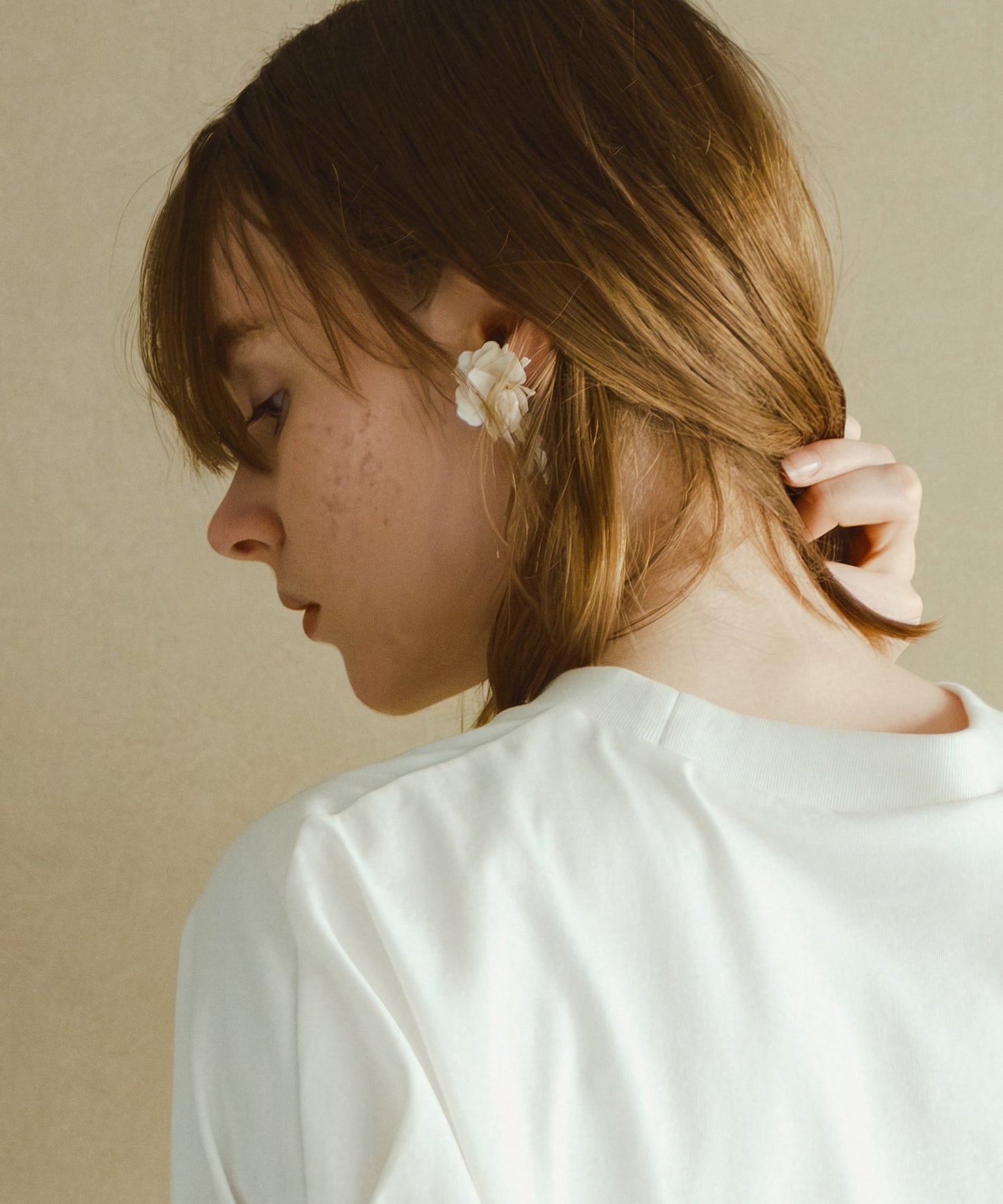 asymmetry flower earrings / WHT25HAC4007