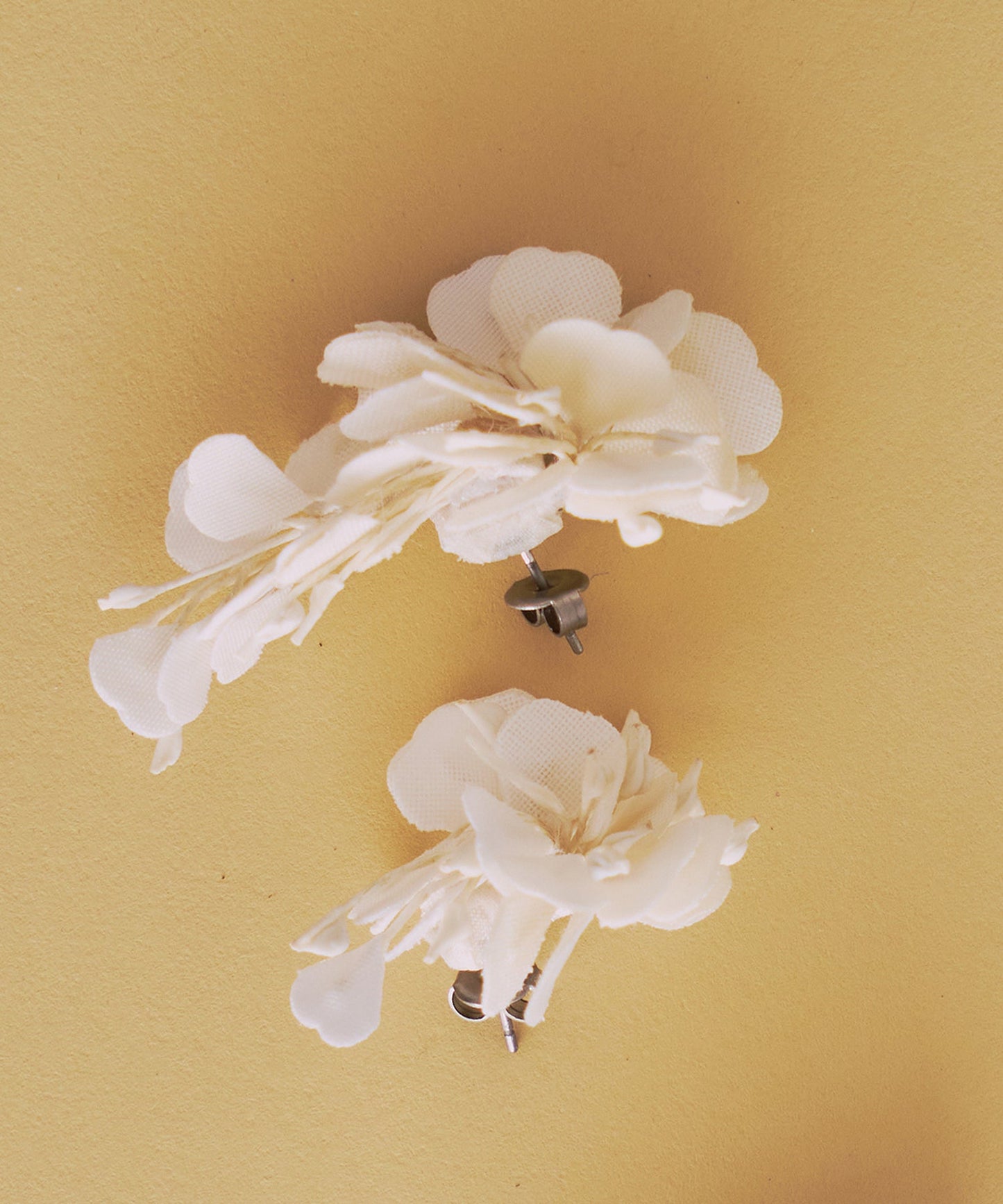 asymmetry flower earrings / WHT25HAC4007