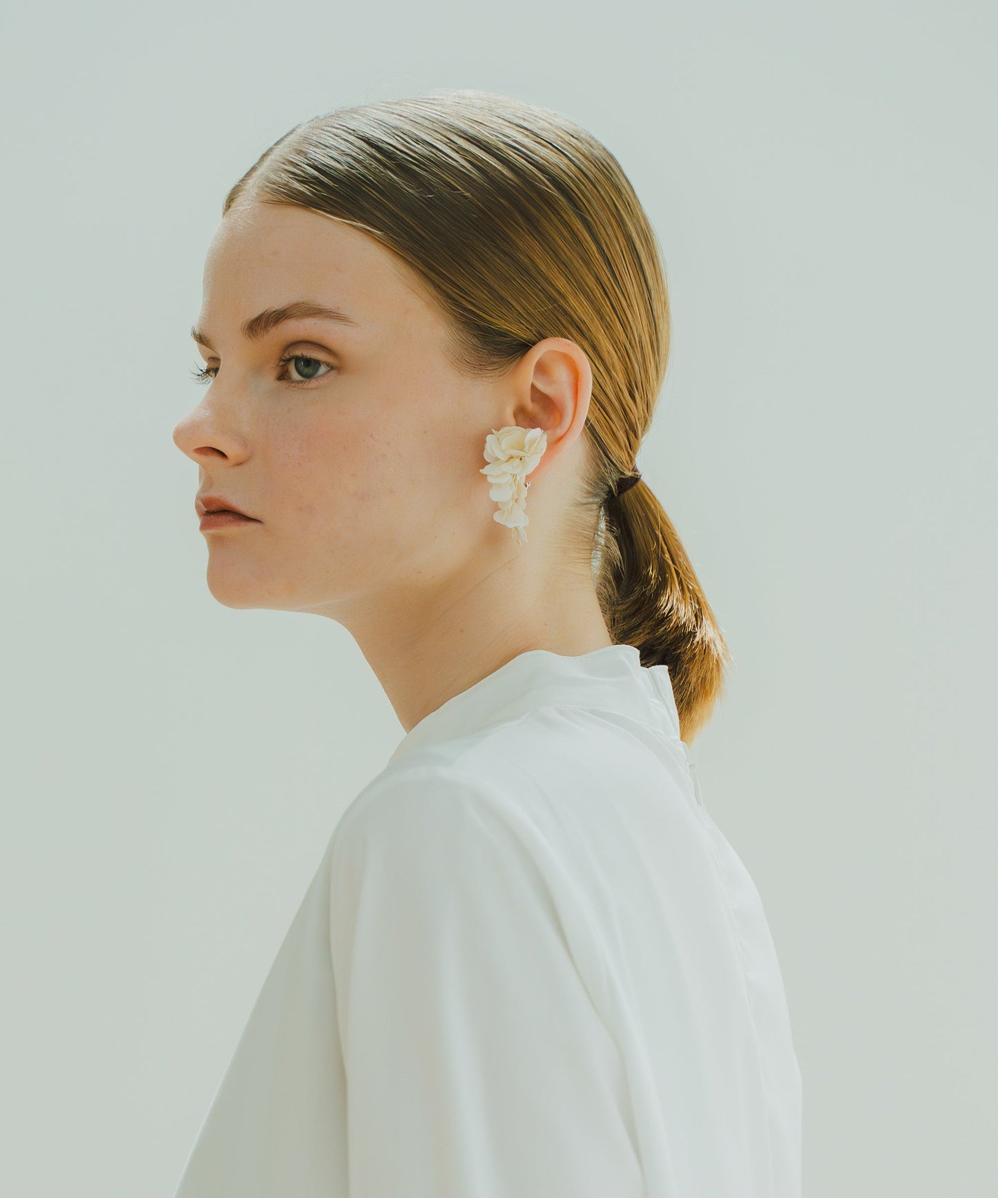 asymmetry flower earrings / WHT25HAC4007