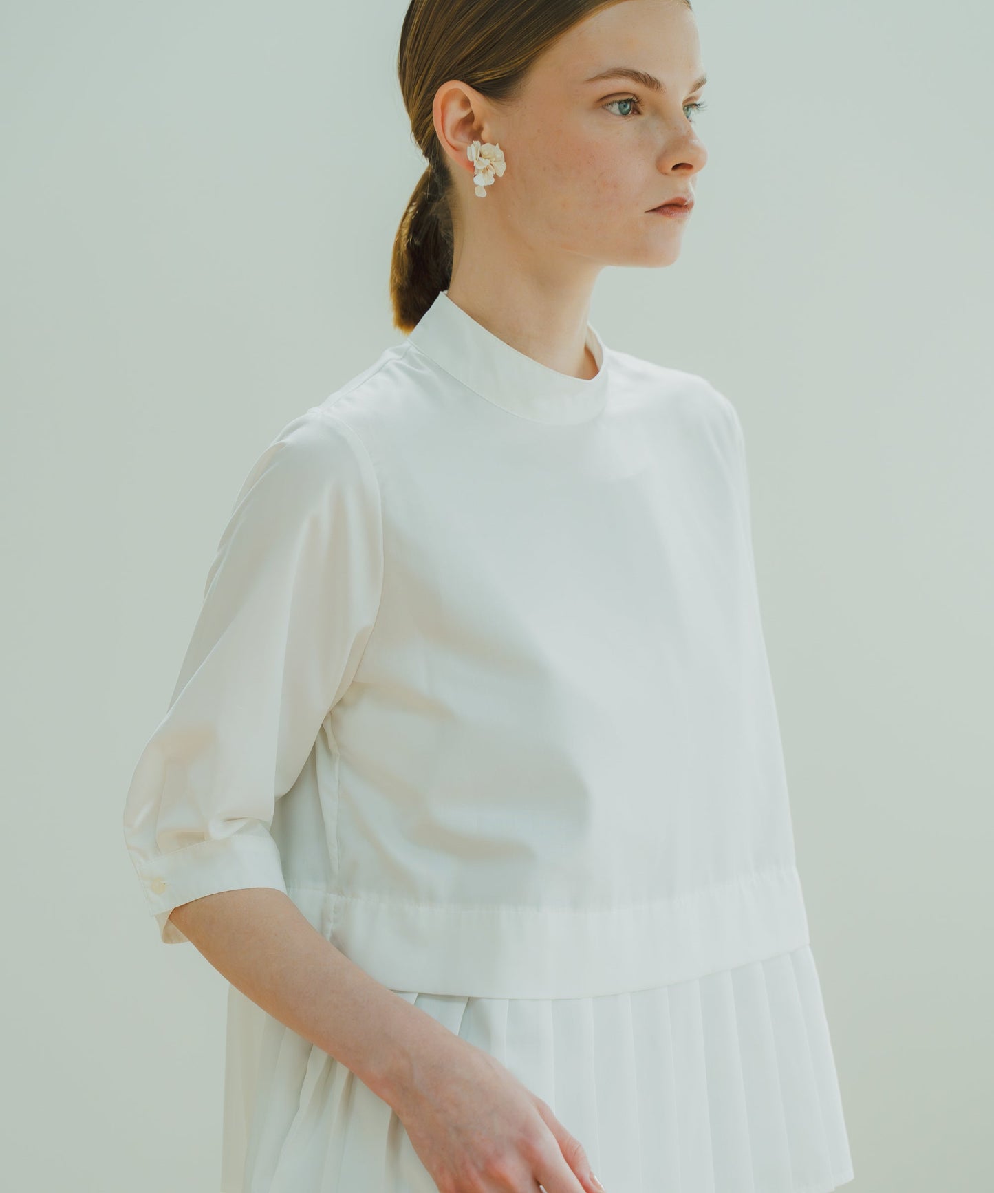 asymmetry flower earrings / WHT25HAC4007