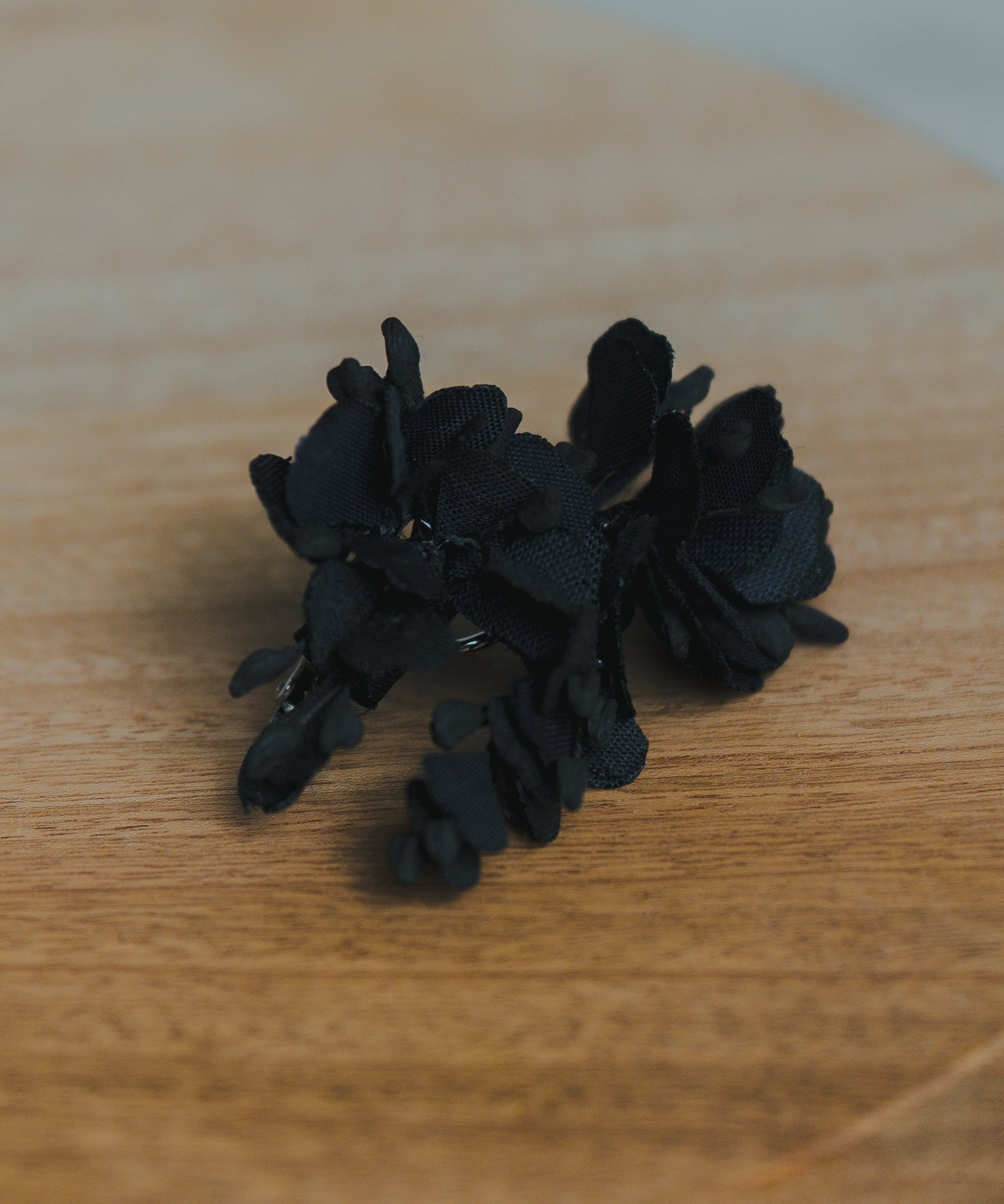 asymmetry flower earrings / WHT25HAC4007