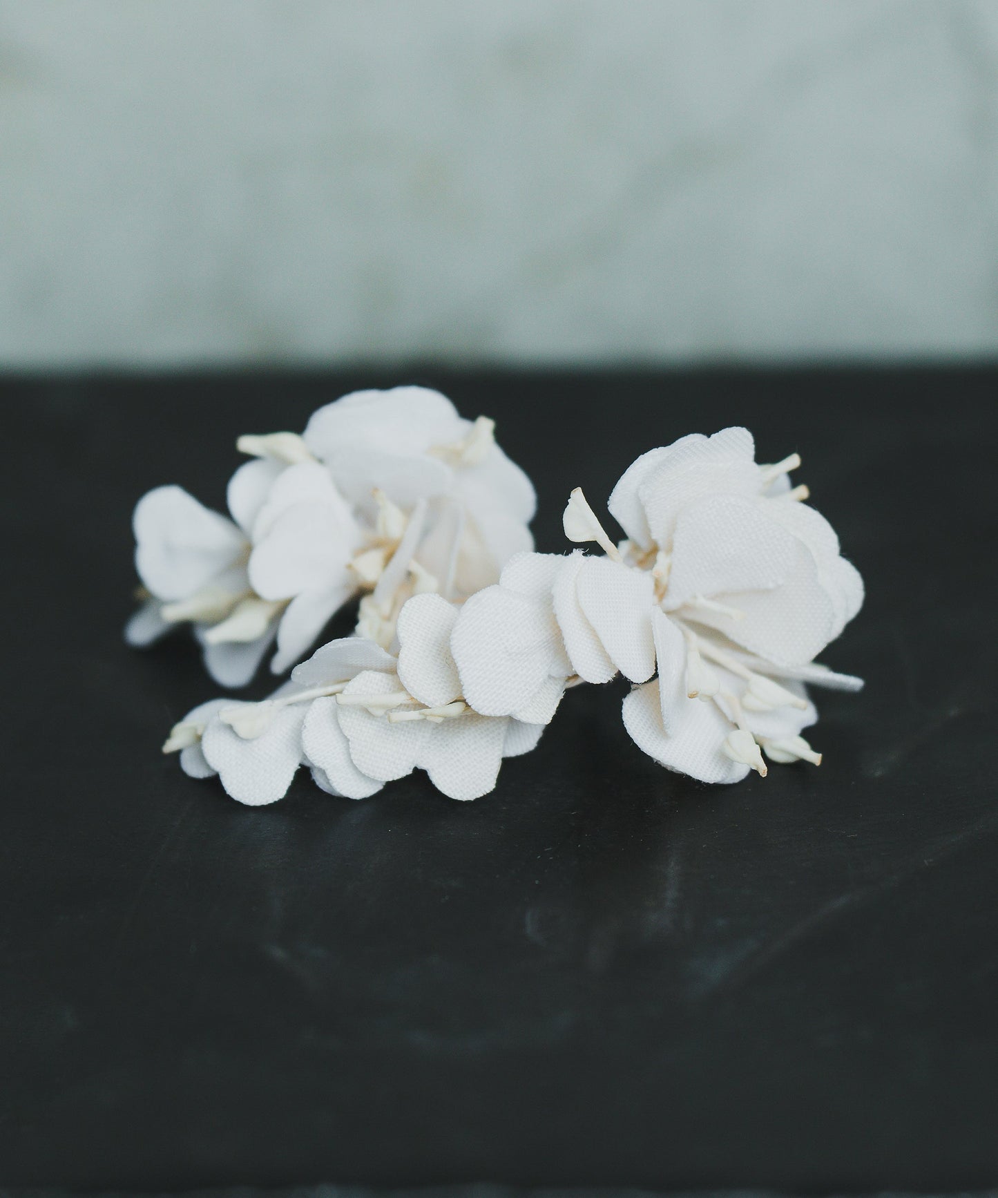 ASYMMETRY FLOWER EARRINGS / WHT25HAC4007