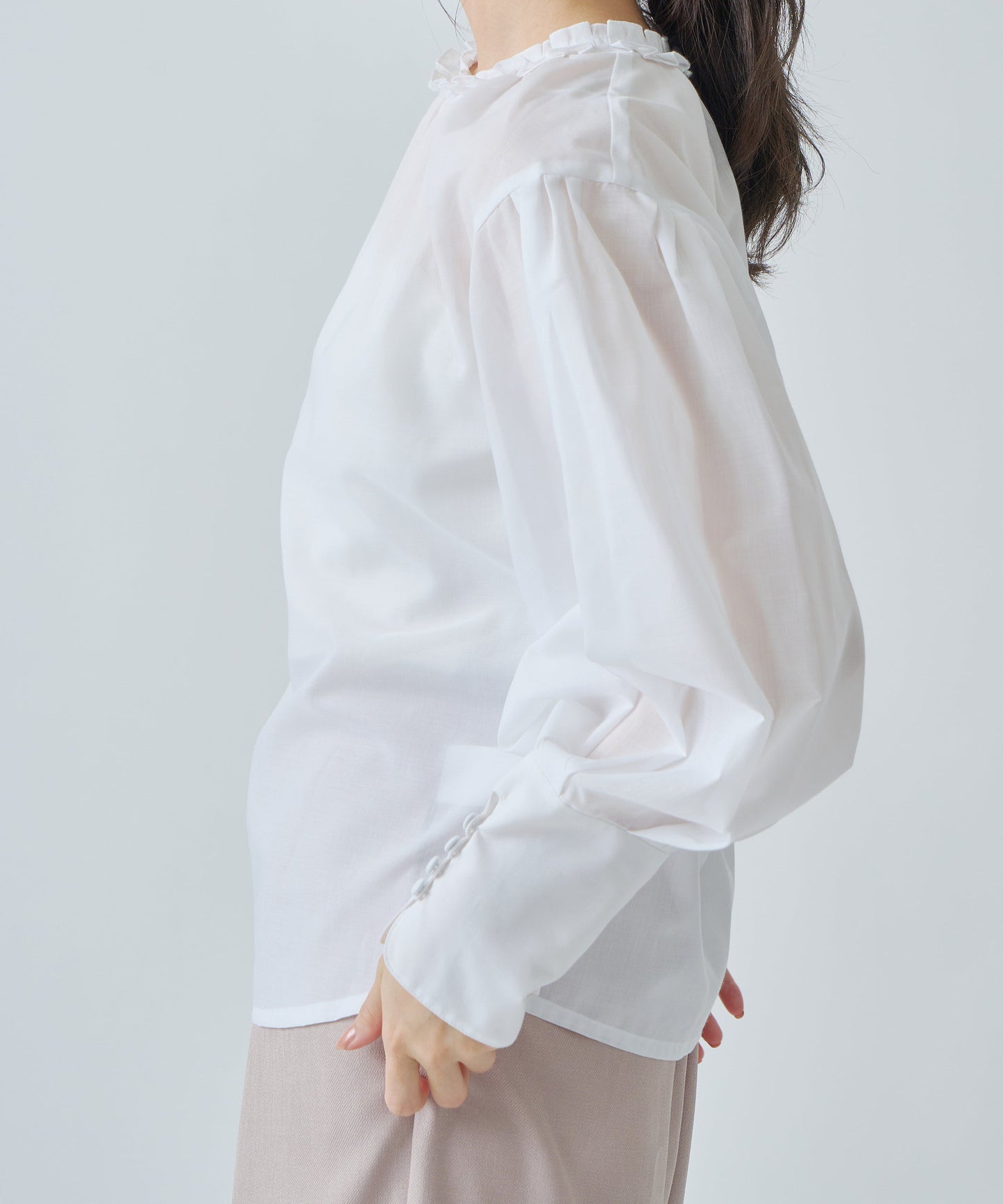 PLEATS COLLAR BLOUSE / WHT25HBL4059