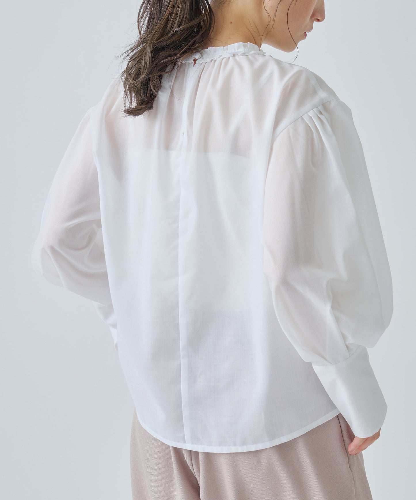 PLEATS COLLAR BLOUSE / WHT25HBL4059