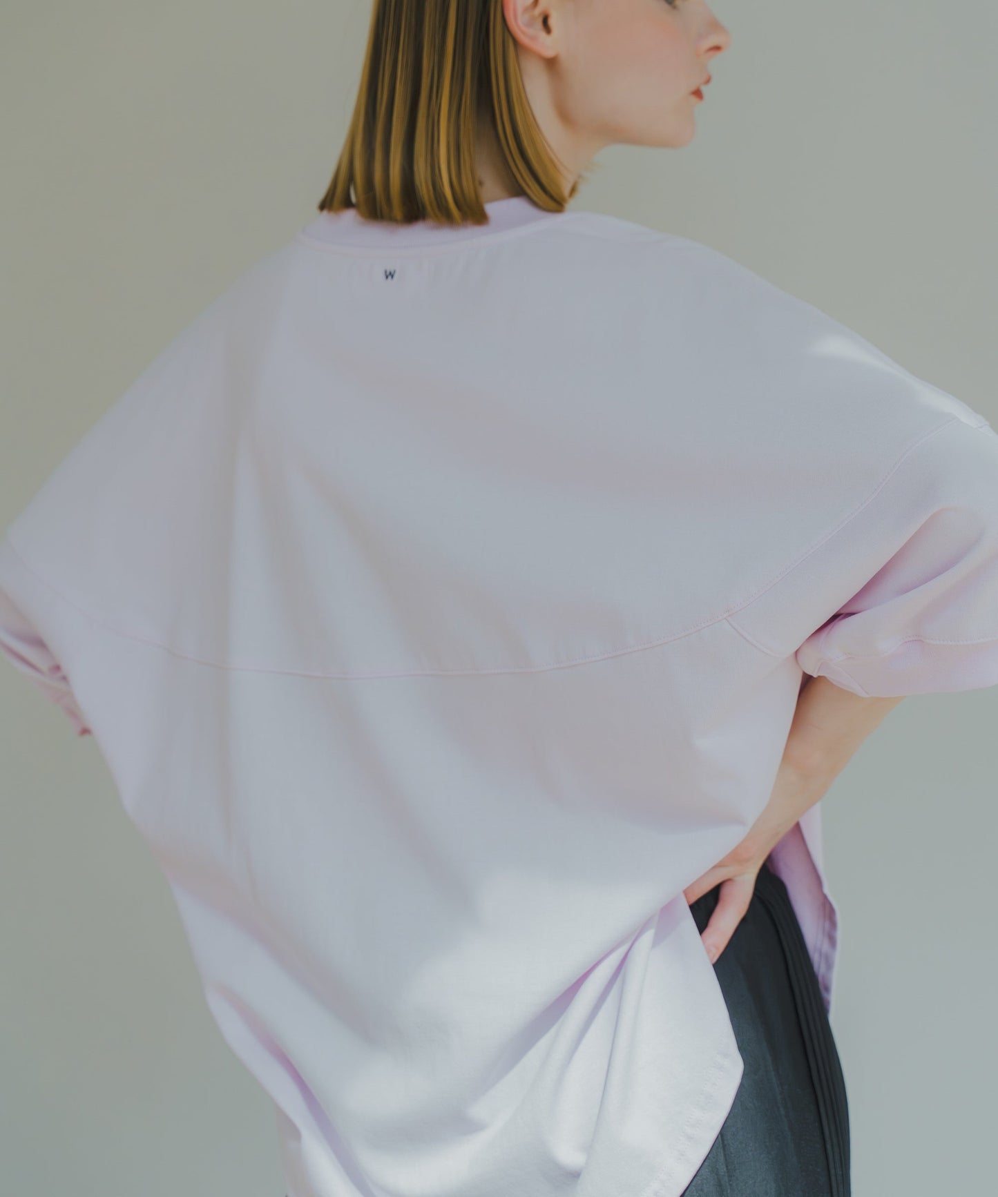 round switch tee / WHT25HBL4073