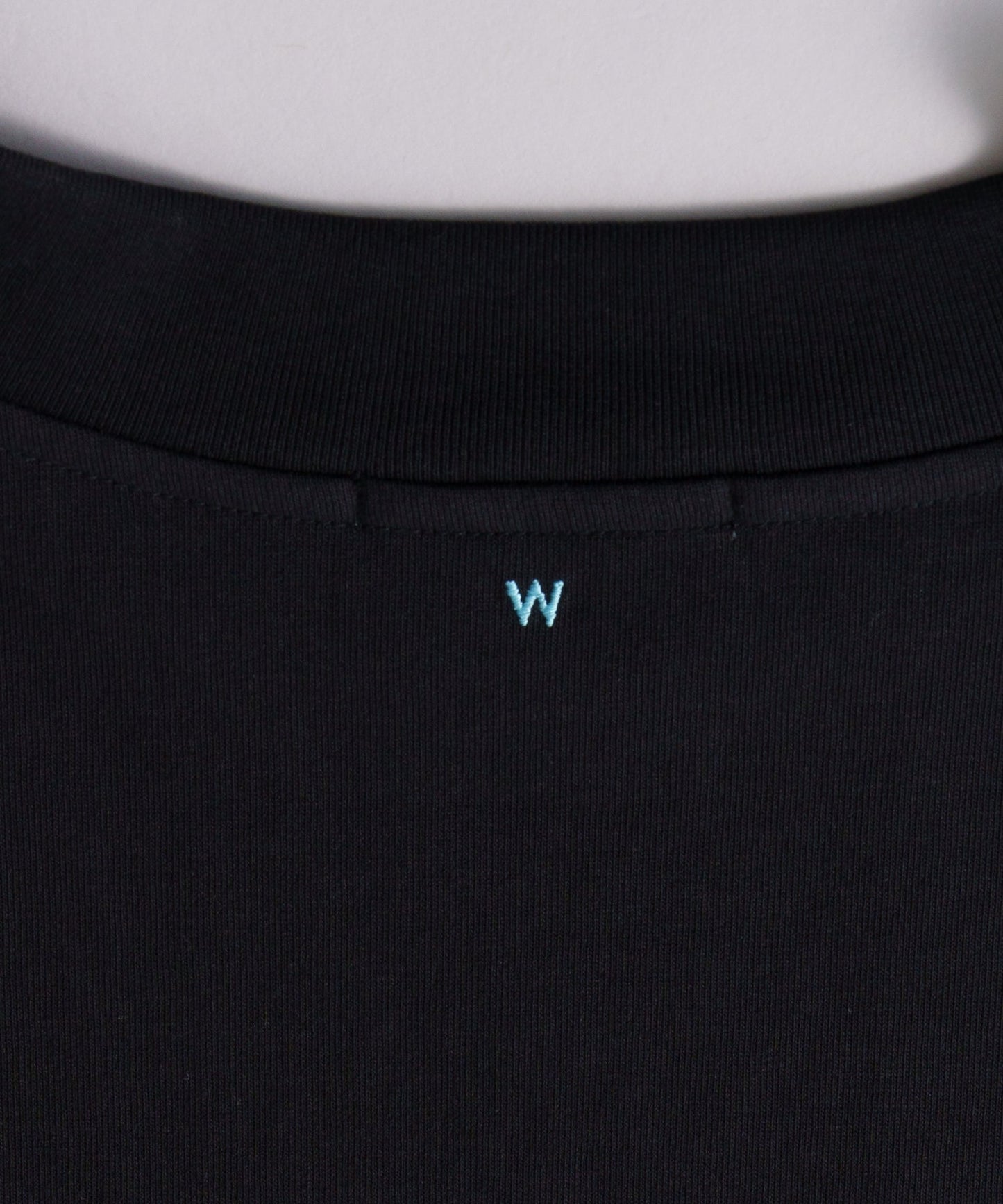 round switch tee / WHT25HBL4073