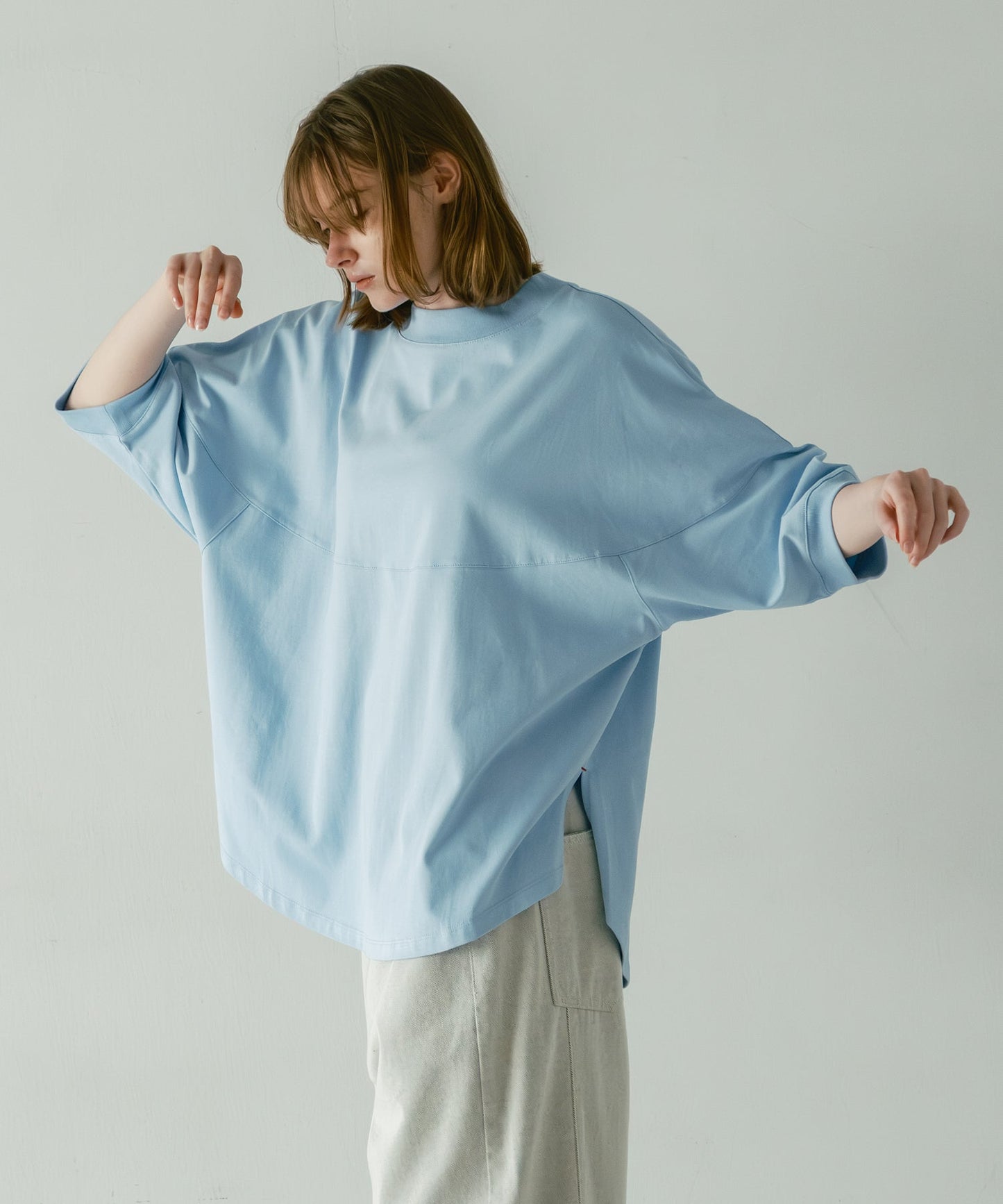 round switch tee / WHT25HBL4073