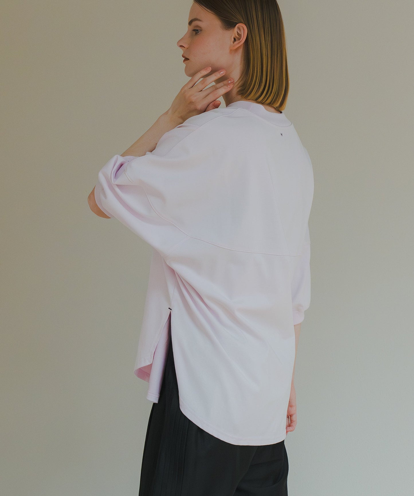 round switch tee / WHT25HBL4073