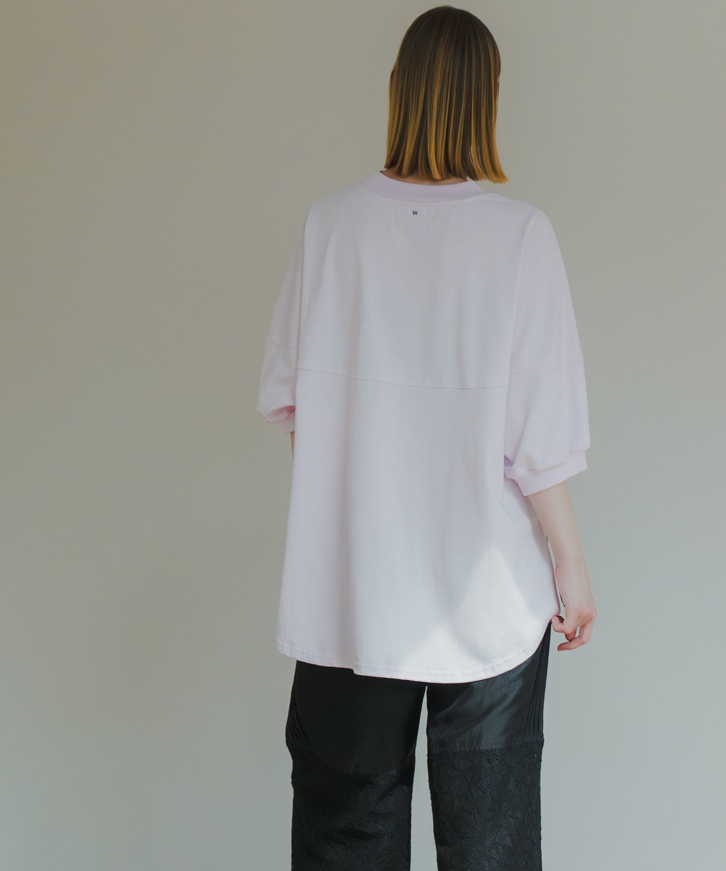 round switch tee / WHT25HBL4073