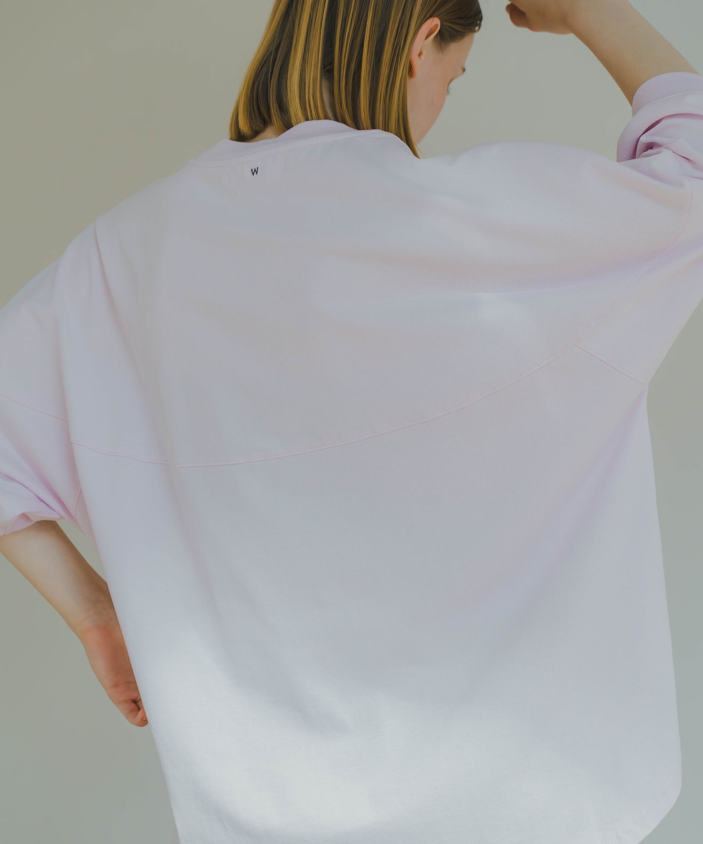 round switch tee / WHT25HBL4073