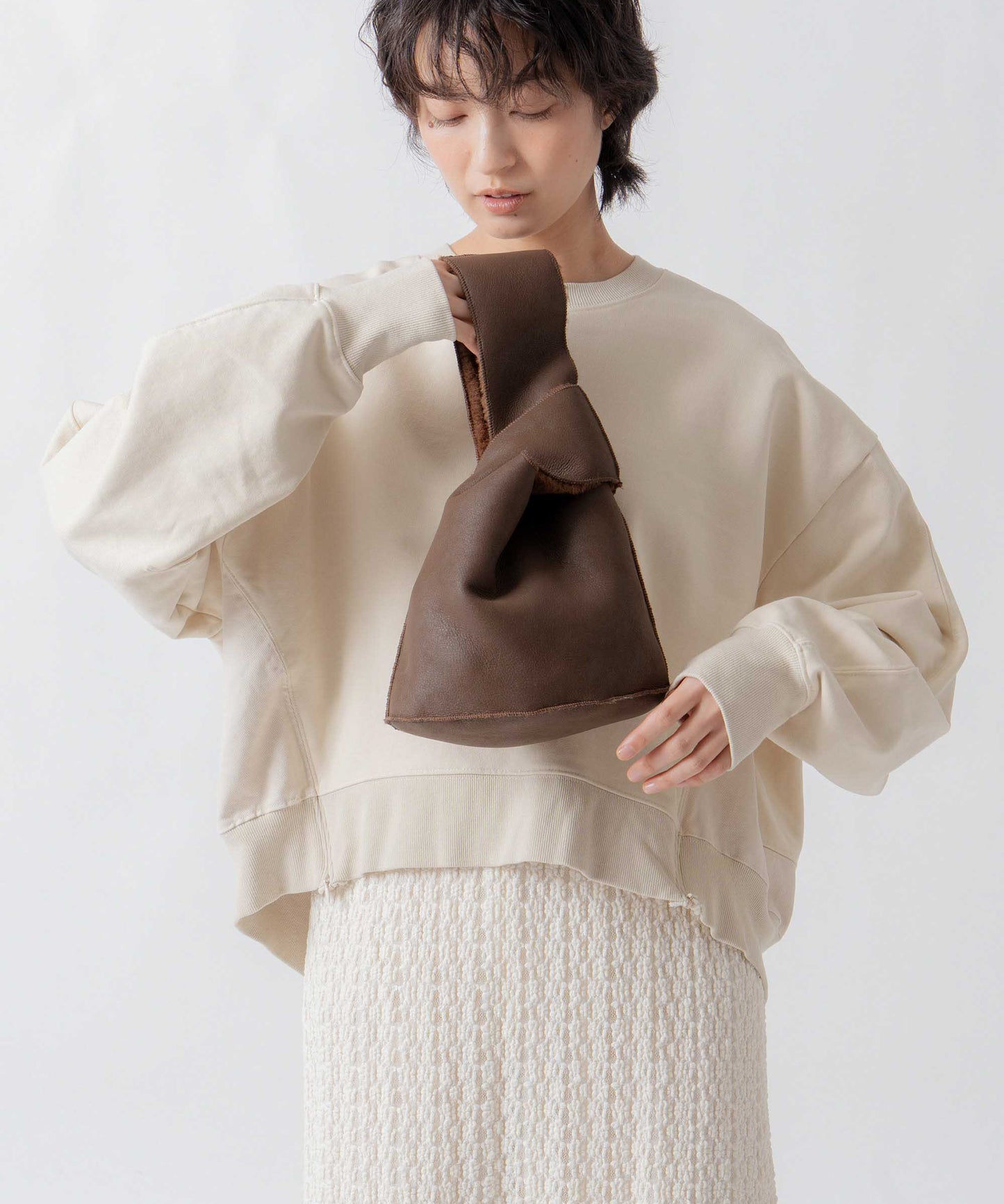 reversible boa bag / WHT26FAC4018