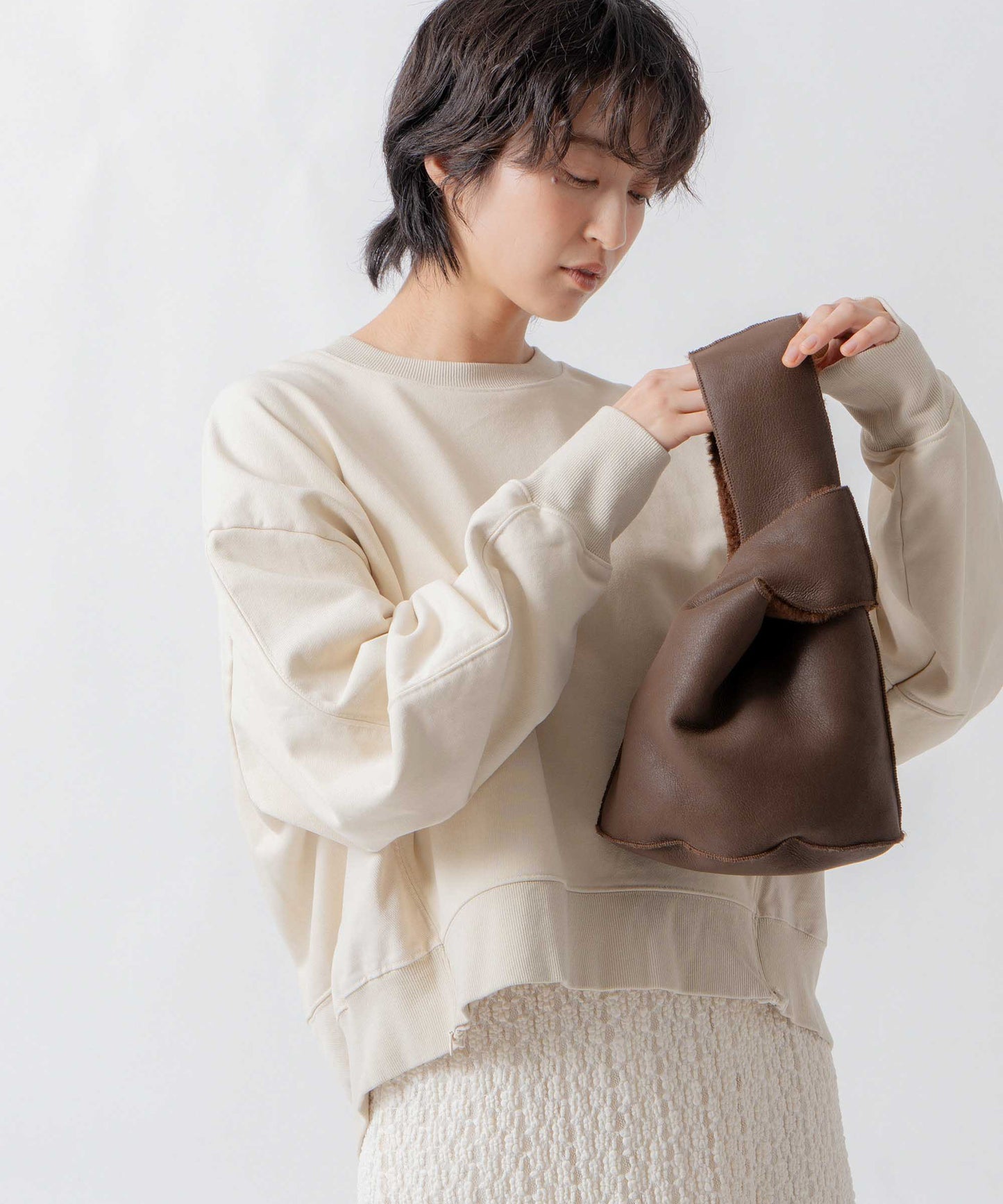 reversible boa bag / WHT26FAC4018