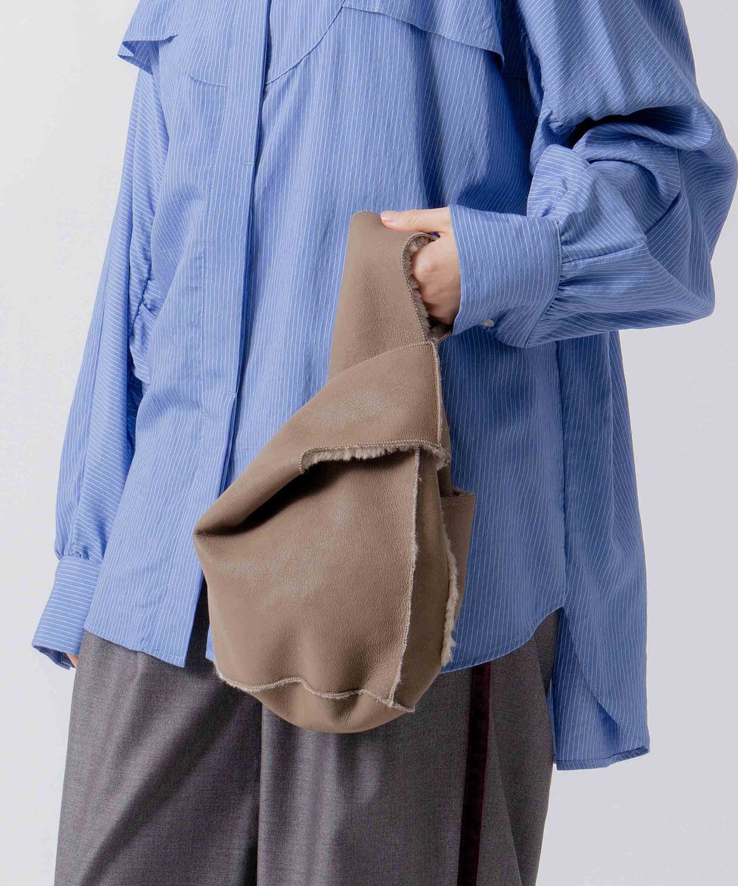 reversible boa bag / WHT26FAC4018