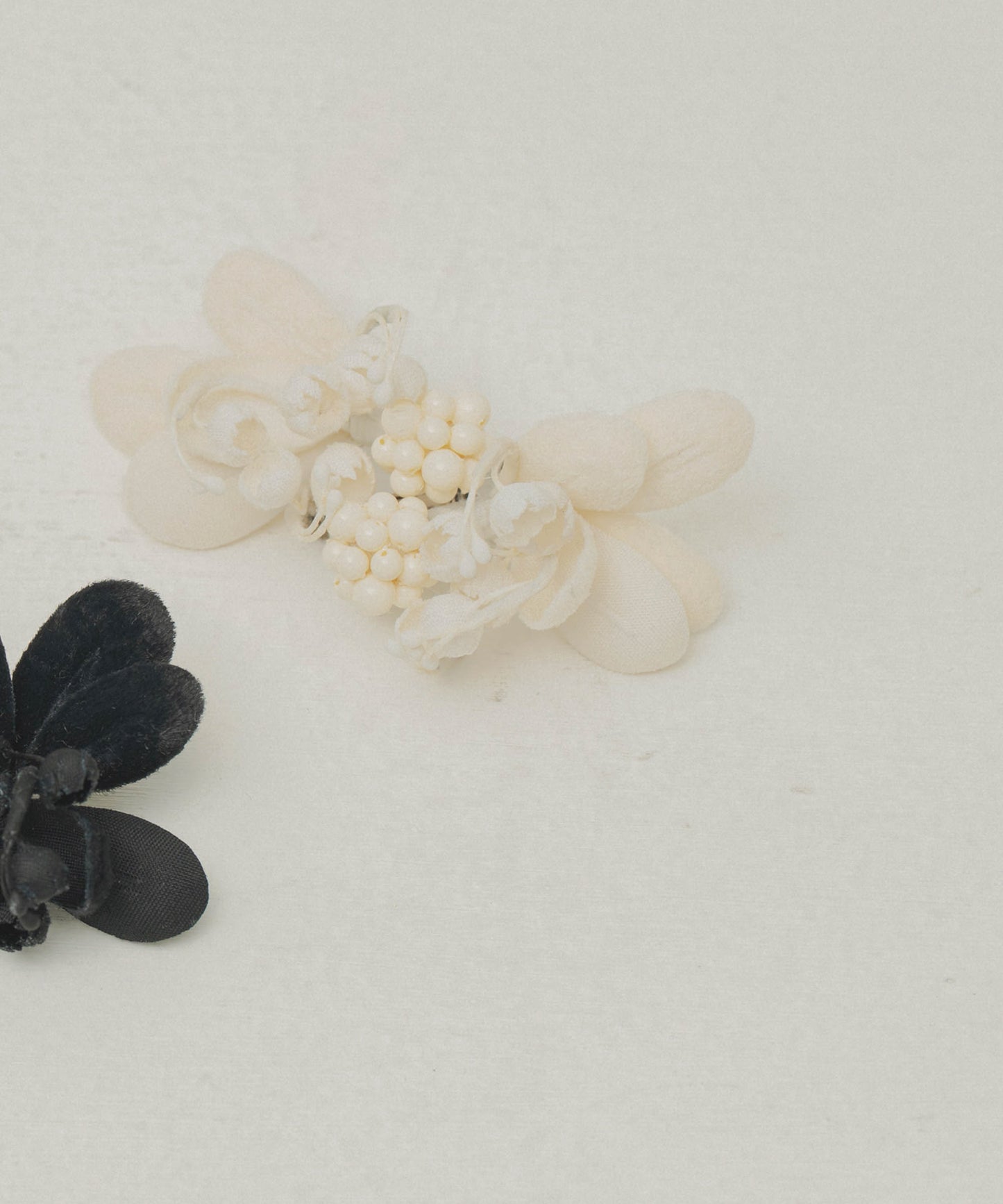 beads flower earrings / WHT26FAC4020