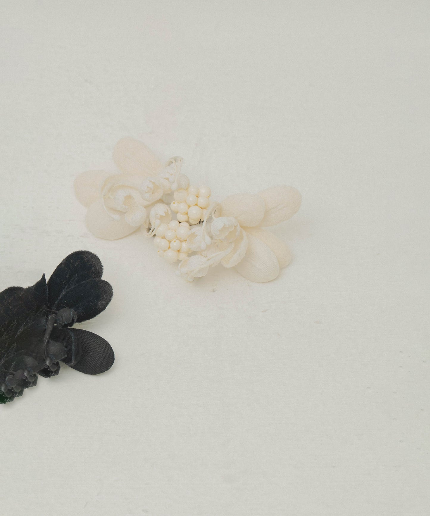 beads flower earrings / WHT26FAC4020