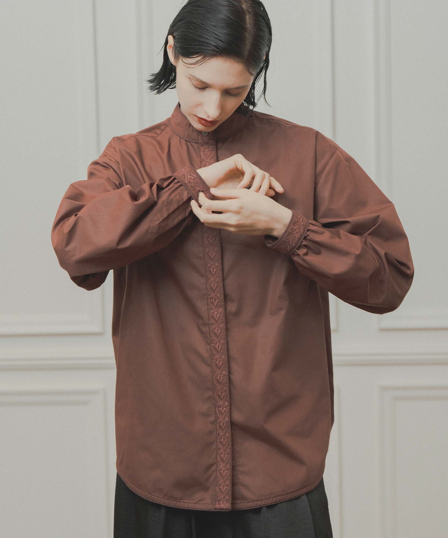 standcollar embroidery blouse / WHT26FBL4098