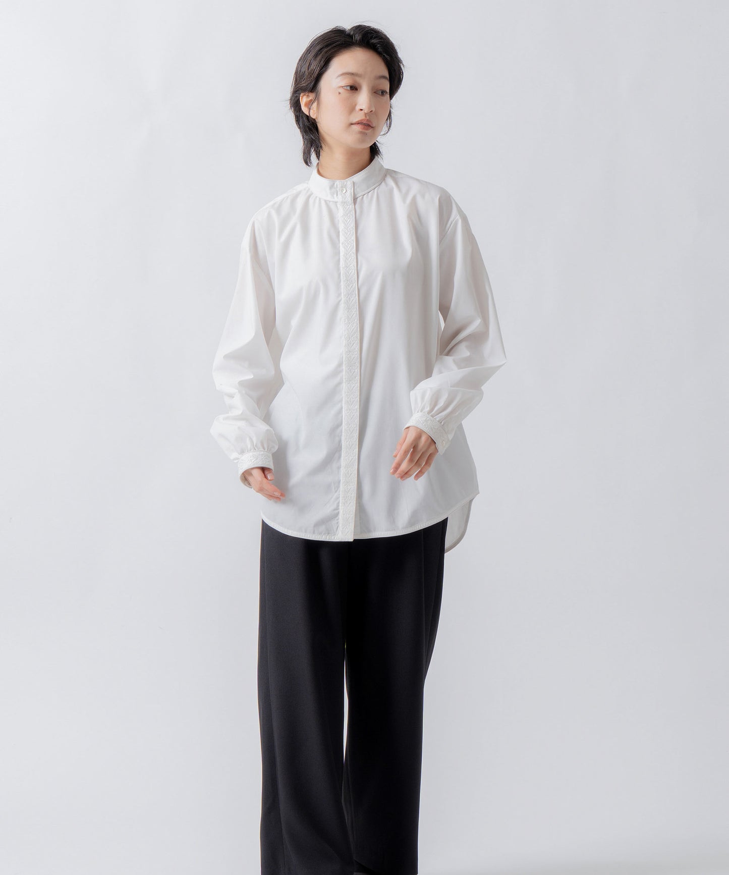 standcollar embroidery blouse / WHT26FBL4098