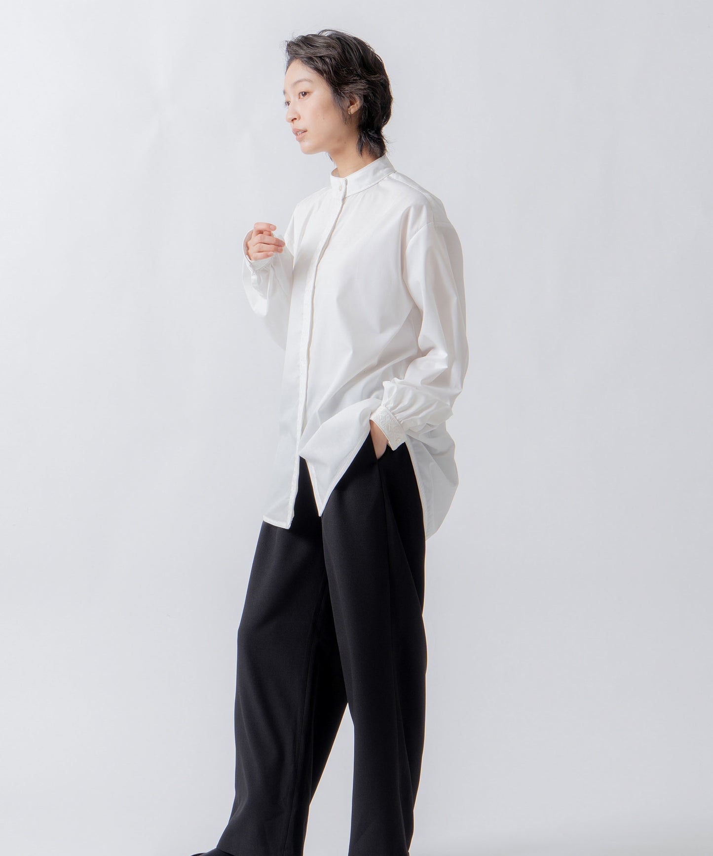 standcollar embroidery blouse / WHT26FBL4098