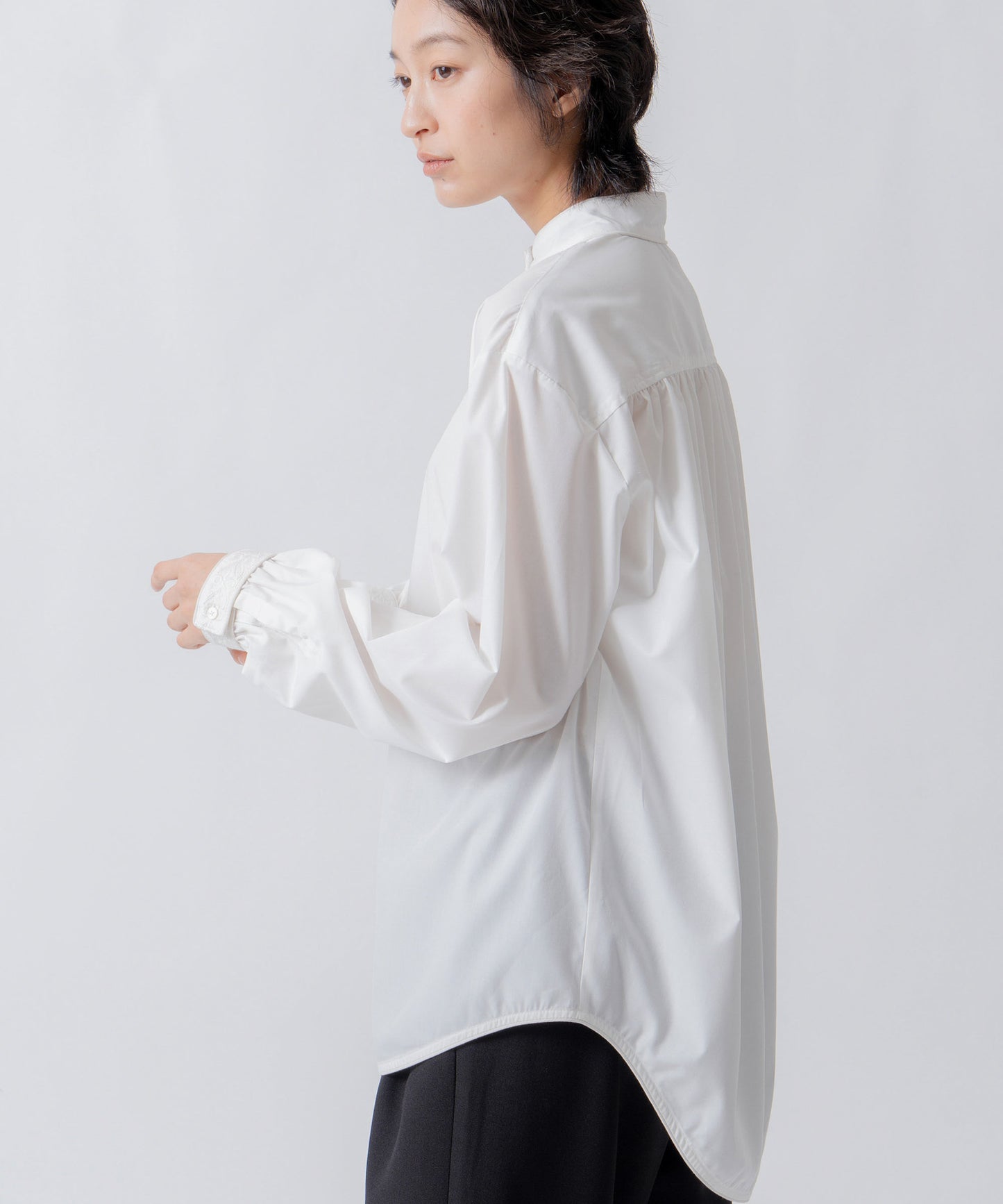 standcollar embroidery blouse / WHT26FBL4098