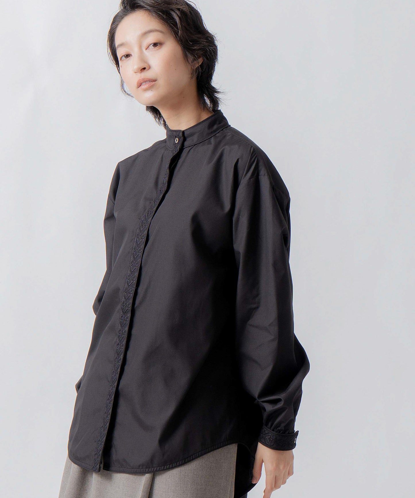 standcollar embroidery blouse / WHT26FBL4098