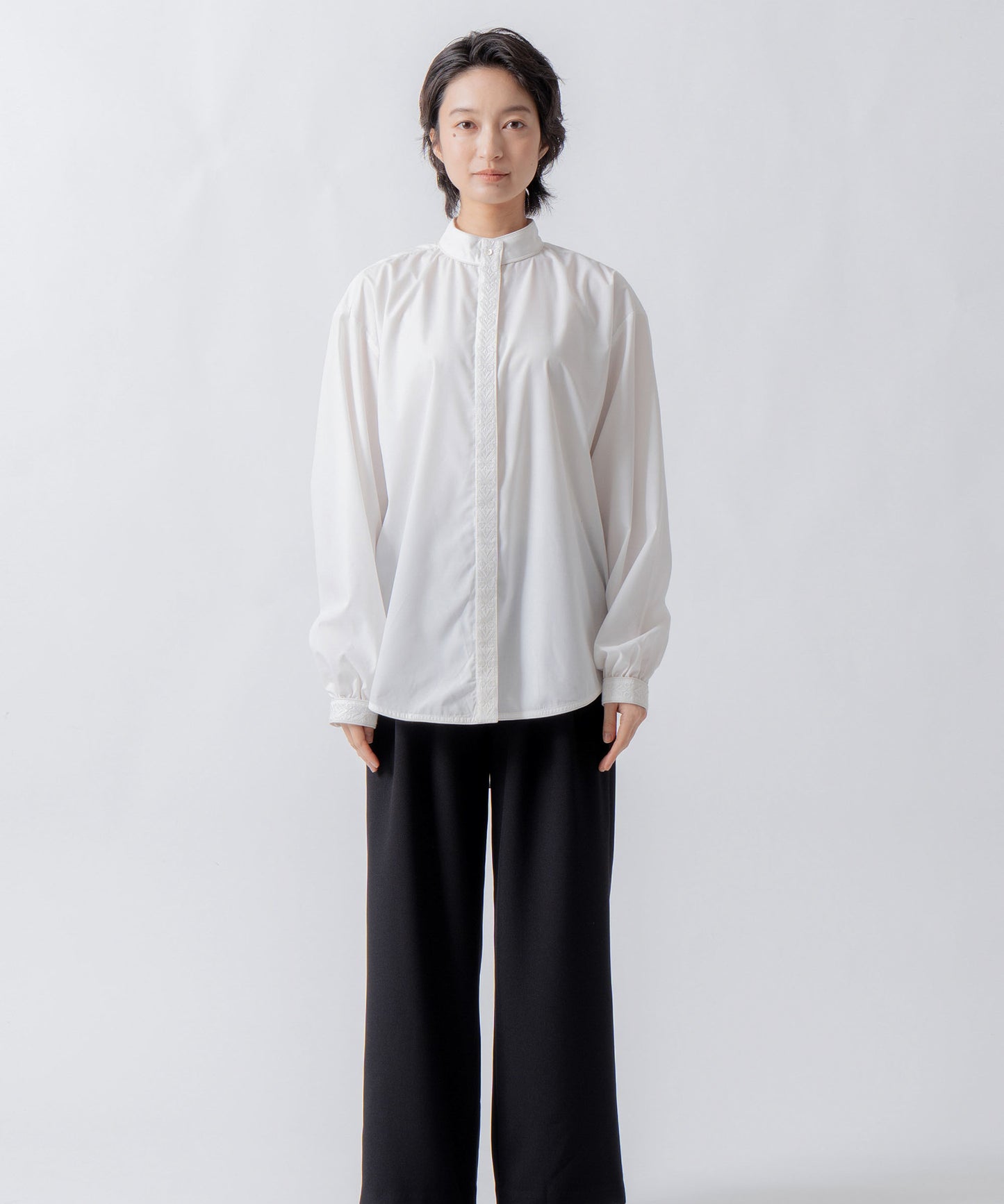 standcollar embroidery blouse / WHT26FBL4098