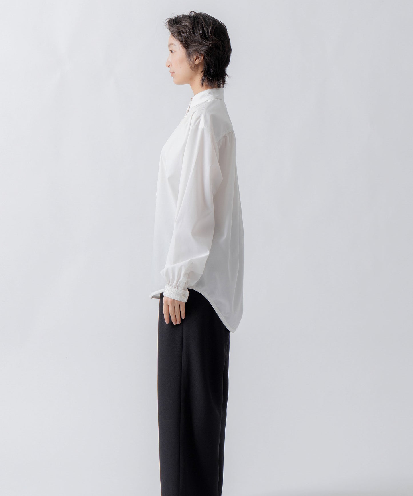standcollar embroidery blouse / WHT26FBL4098