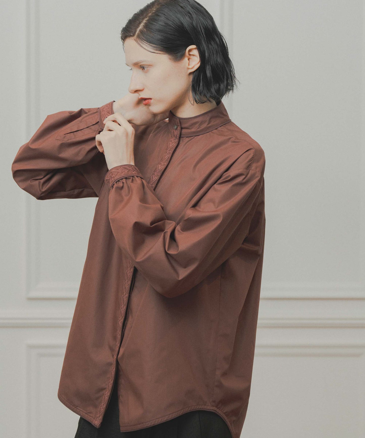 standcollar embroidery blouse / WHT26FBL4098