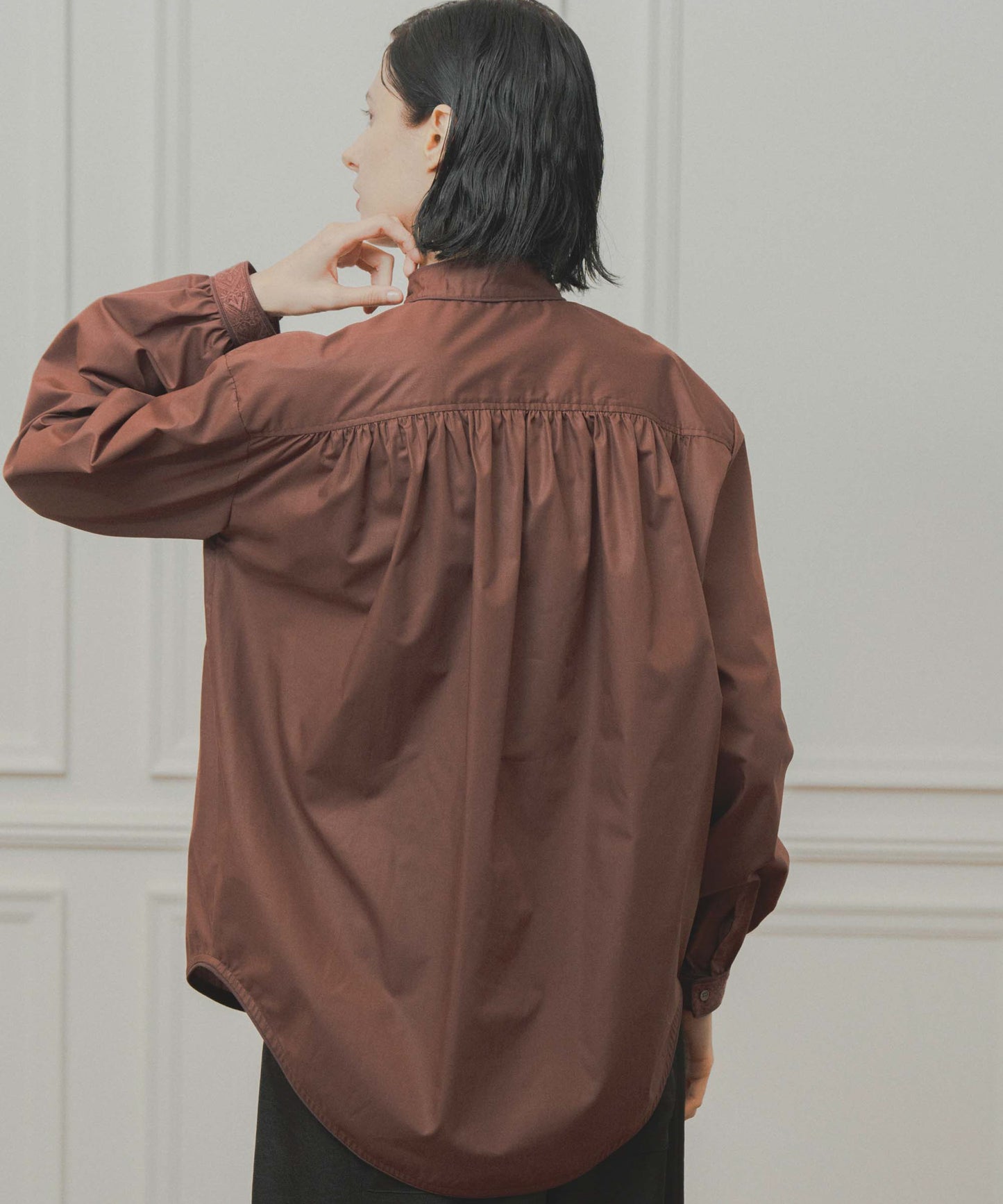 standcollar embroidery blouse / WHT26FBL4098