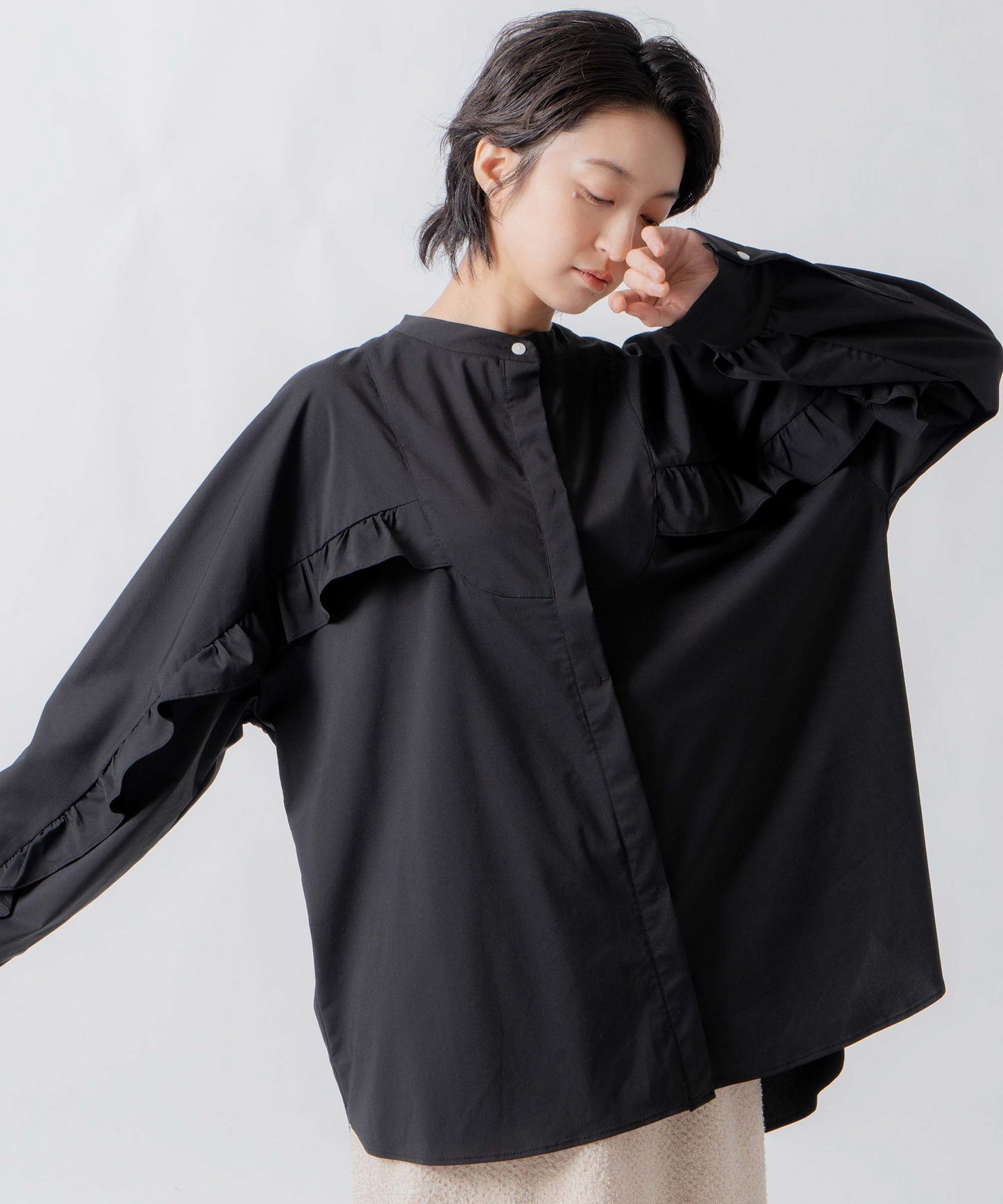 curve frill blouse / WHT26FBL4100