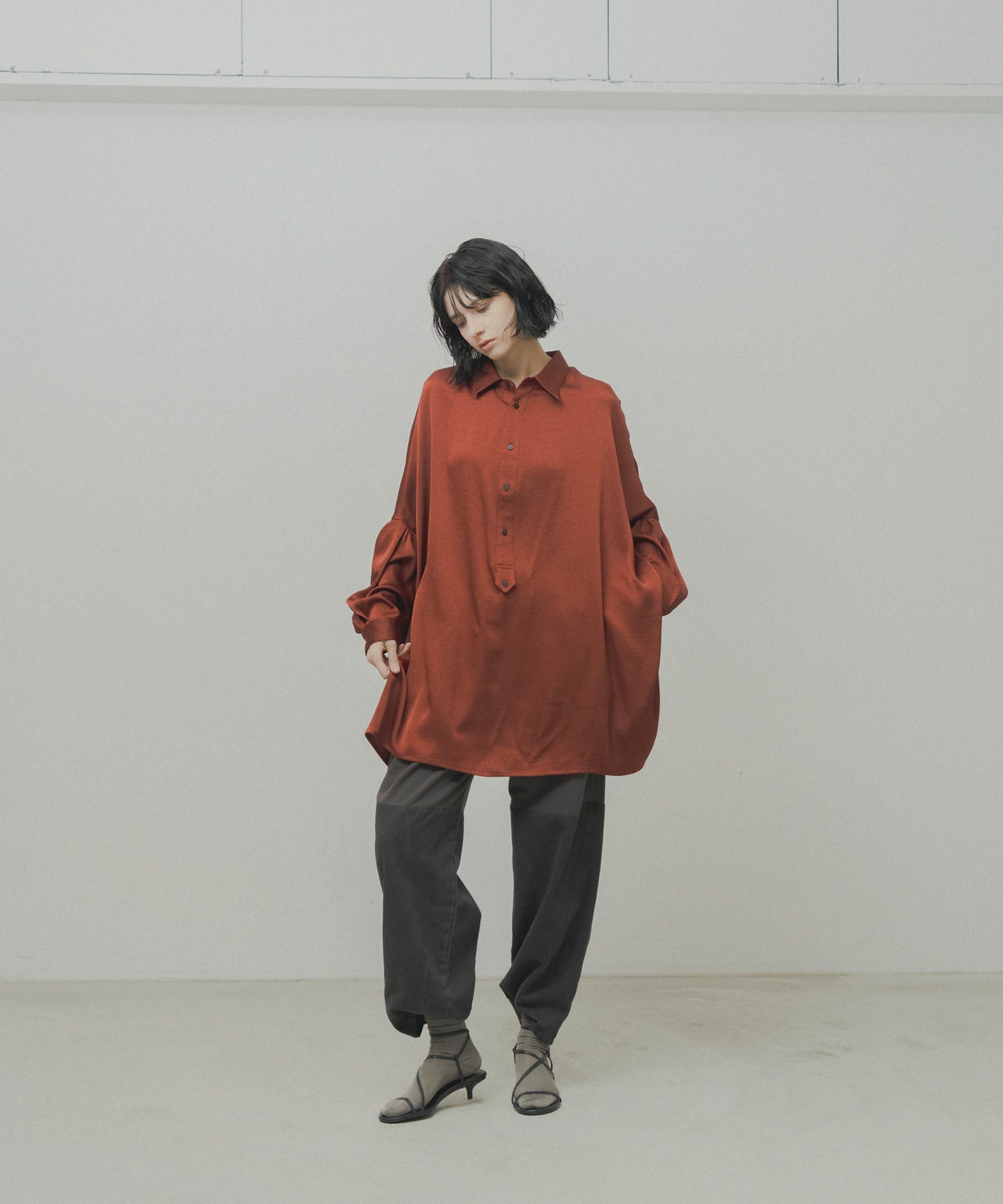 wide satin shirt / WHT26FBL4104