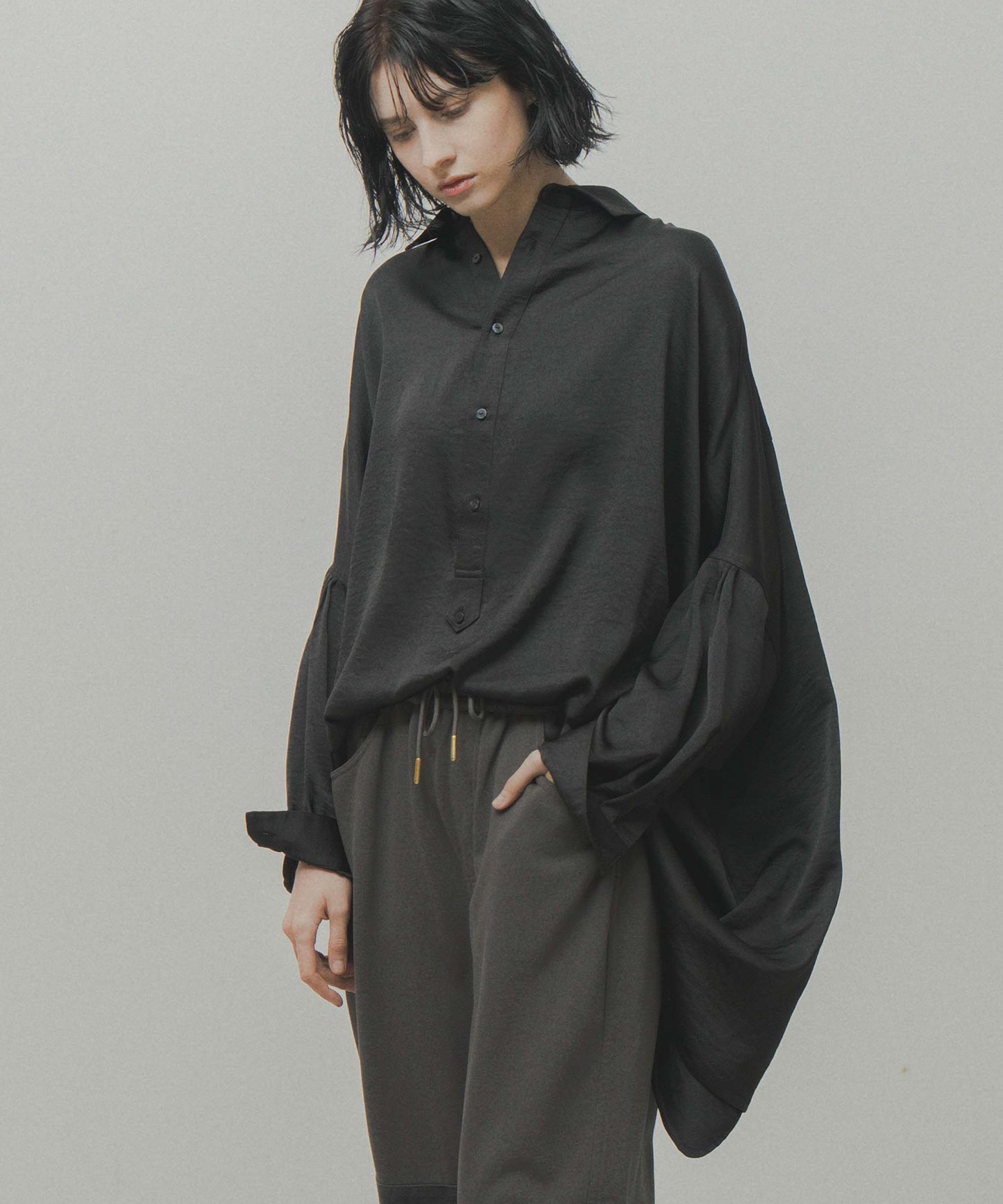 wide satin shirt / WHT26FBL4104