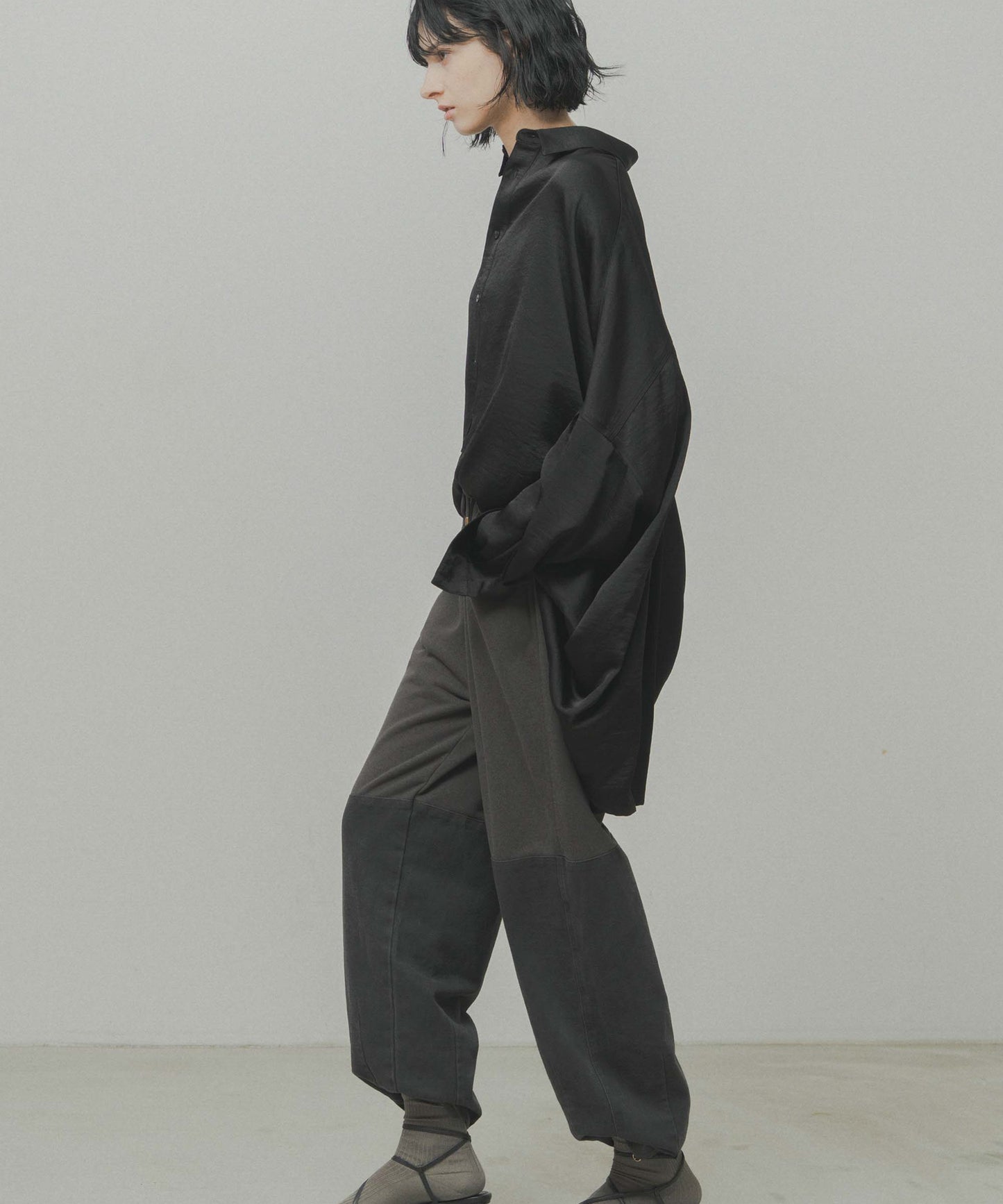 wide satin shirt / WHT26FBL4104
