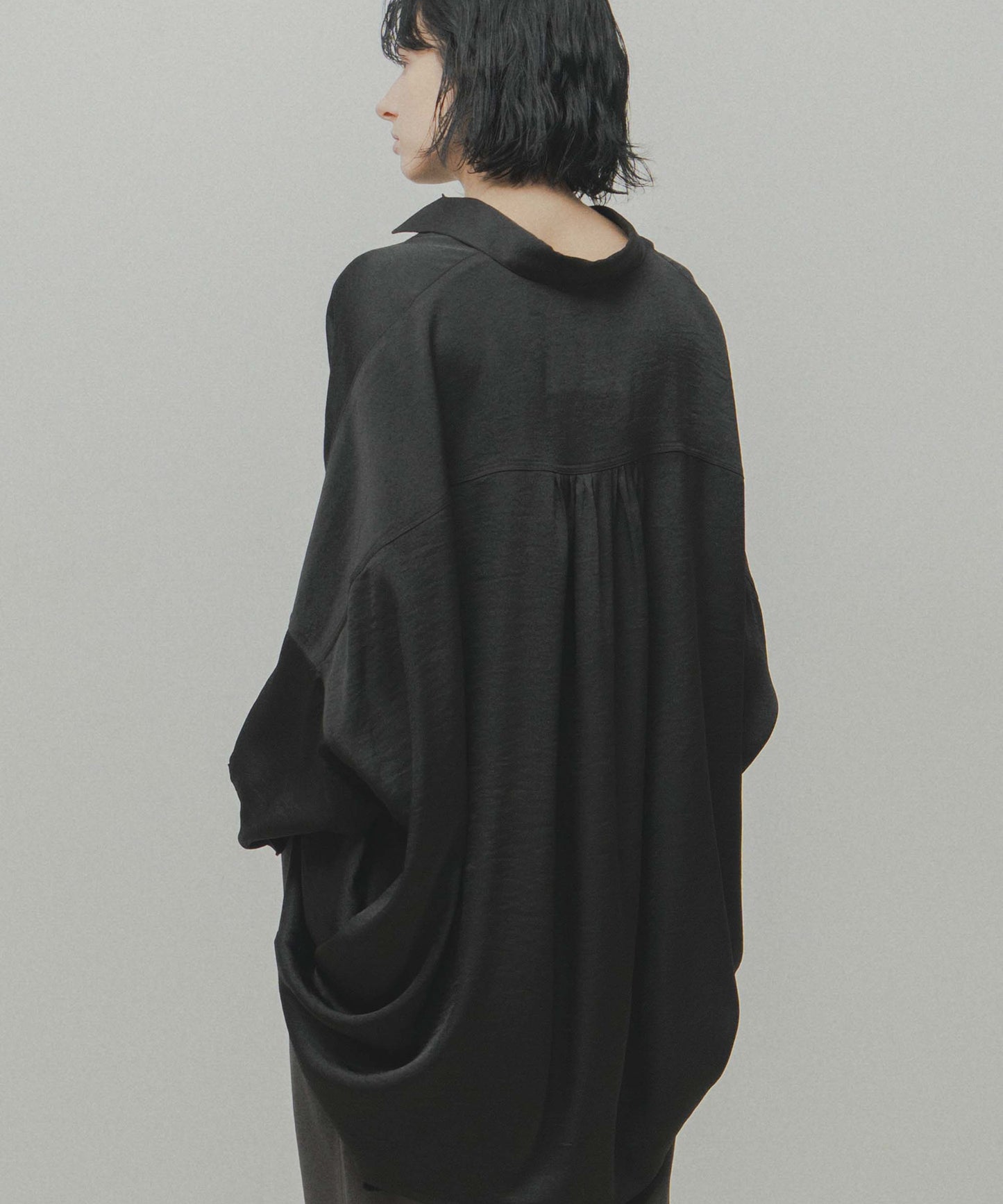wide satin shirt / WHT26FBL4104