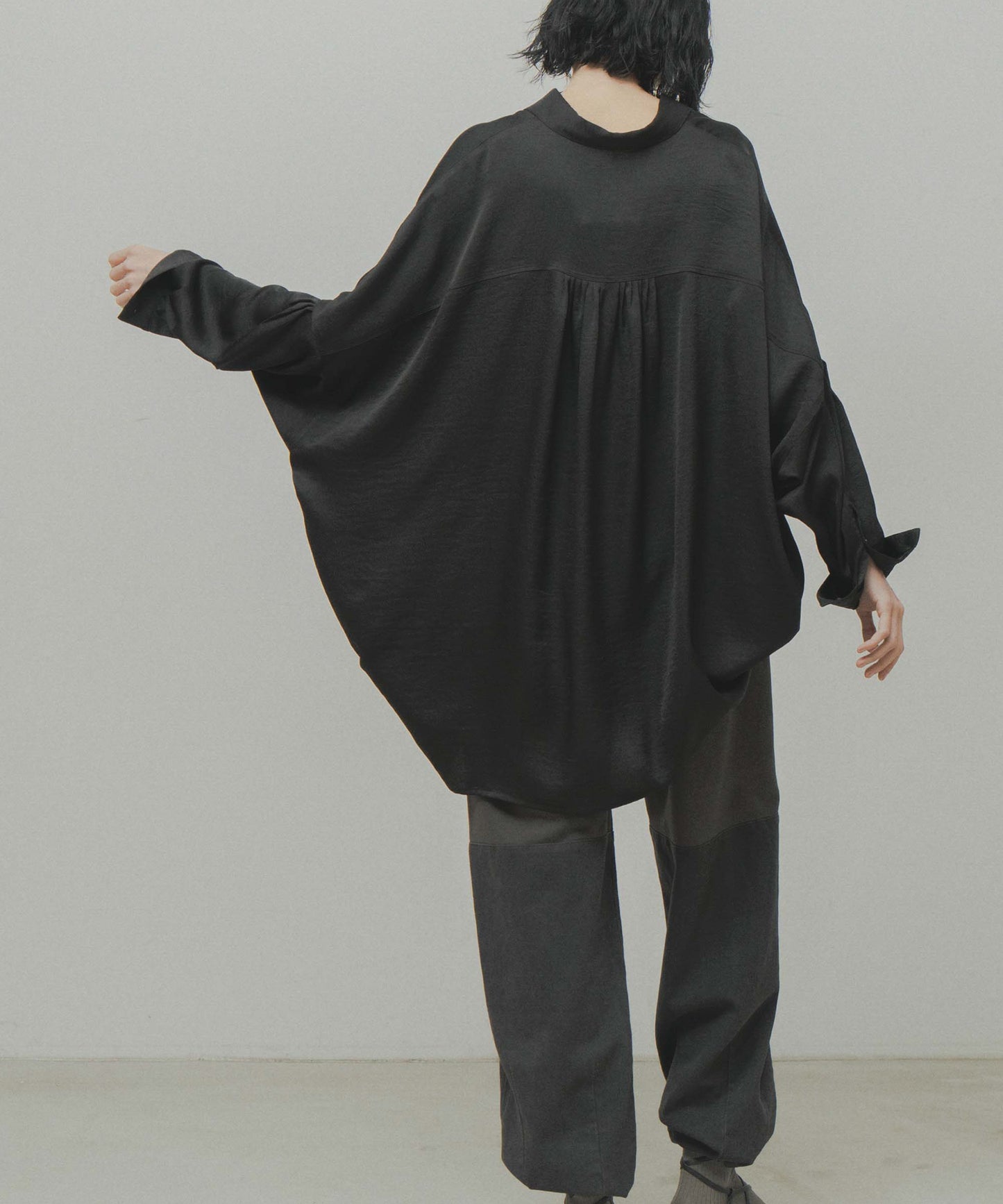 wide satin shirt / WHT26FBL4104