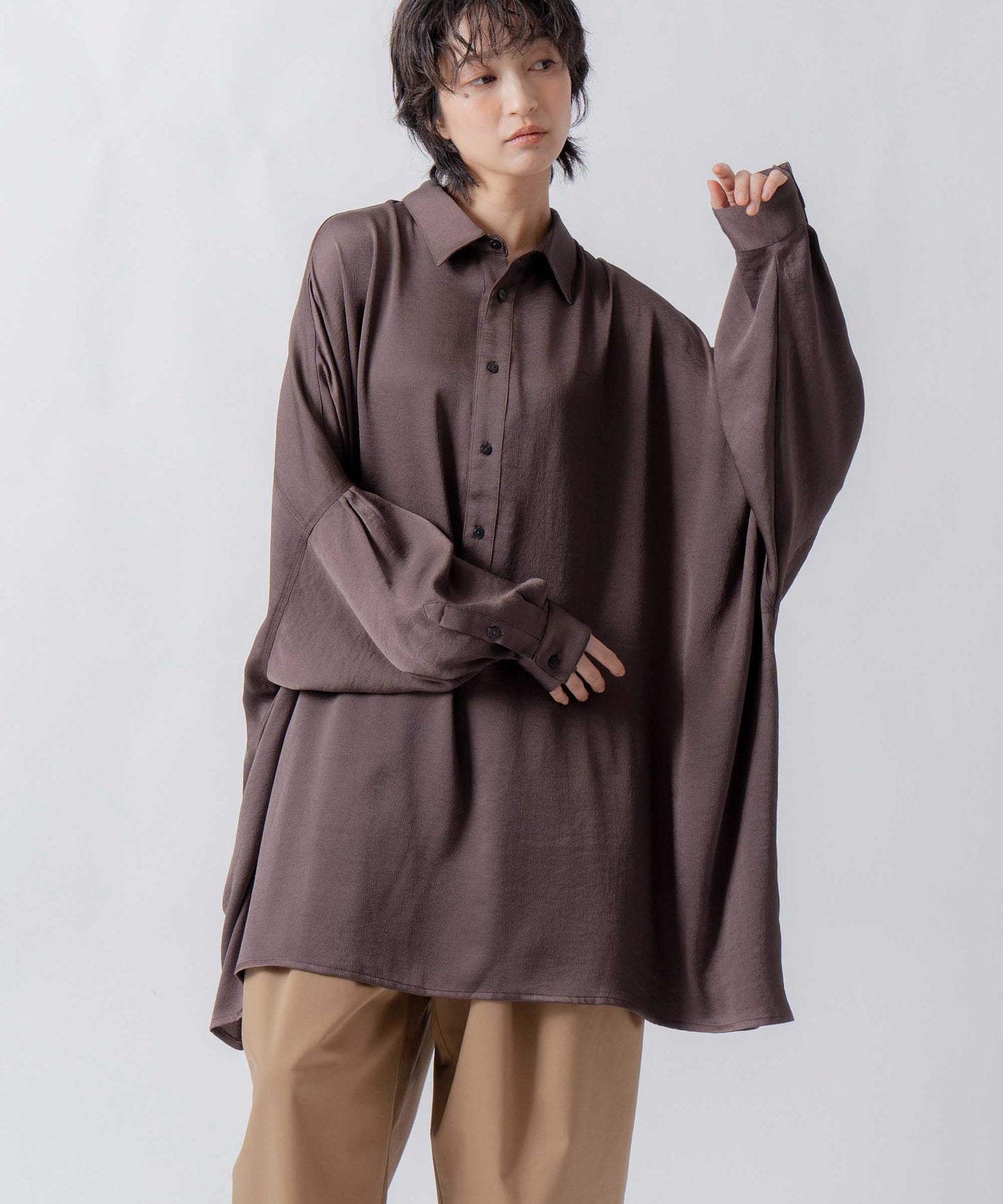 wide satin shirt / WHT26FBL4104