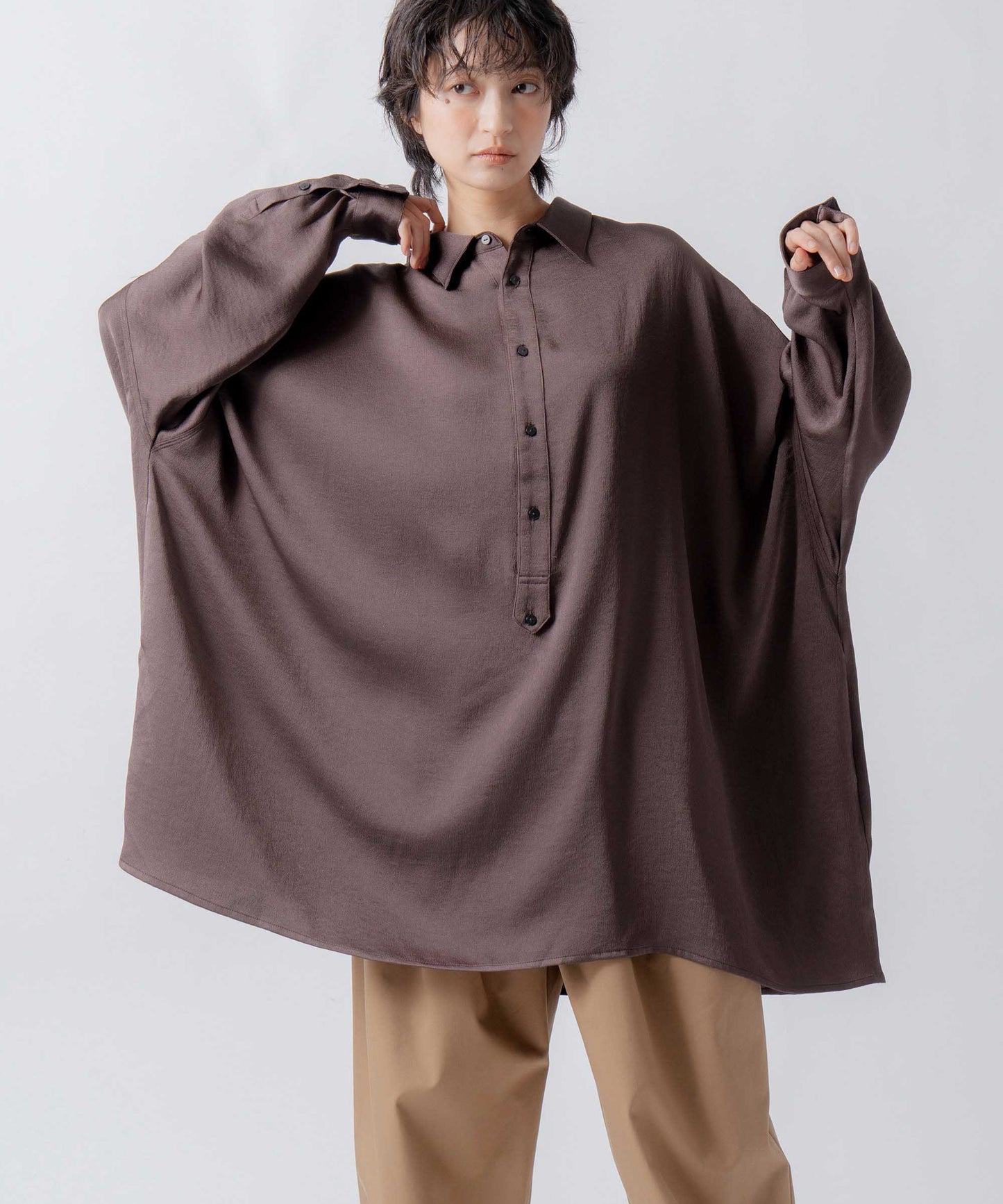 wide satin shirt / WHT26FBL4104