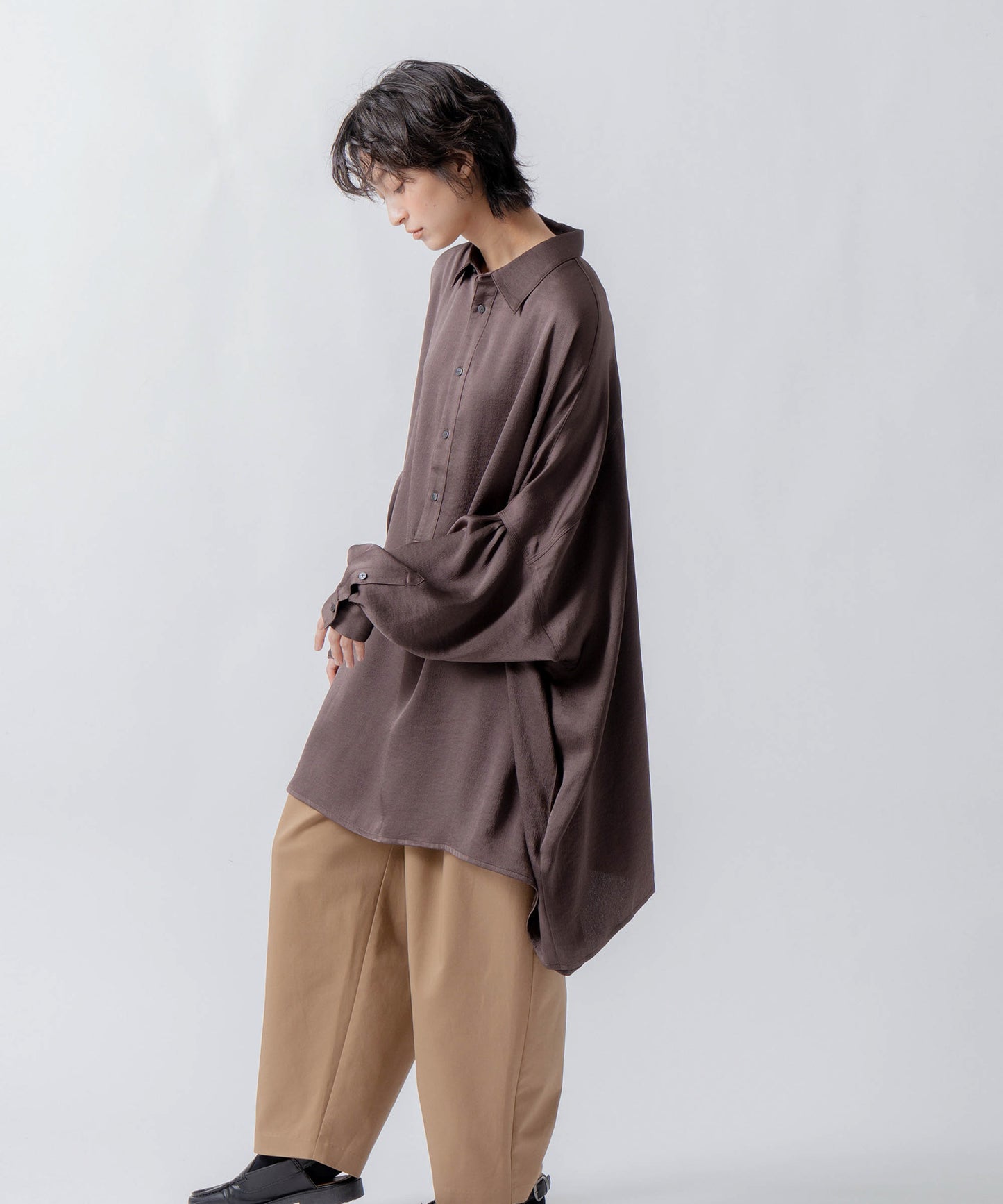 wide satin shirt / WHT26FBL4104