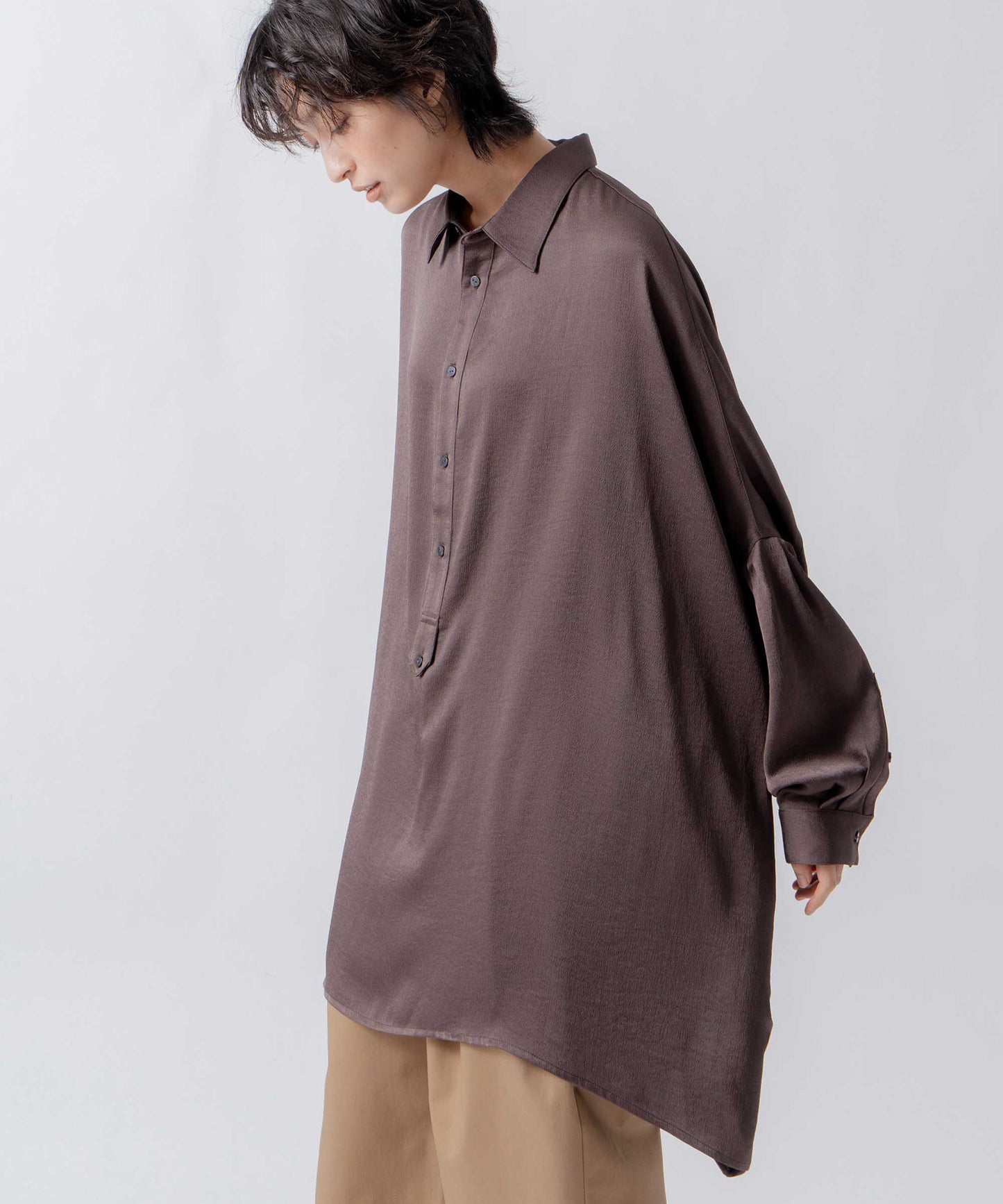 wide satin shirt / WHT26FBL4104