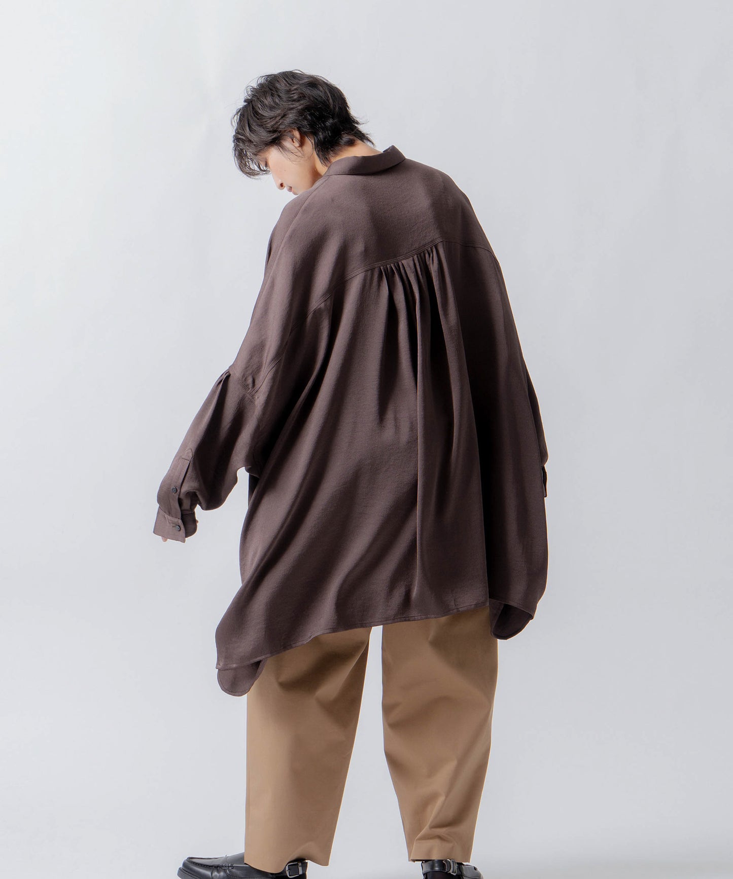 wide satin shirt / WHT26FBL4104