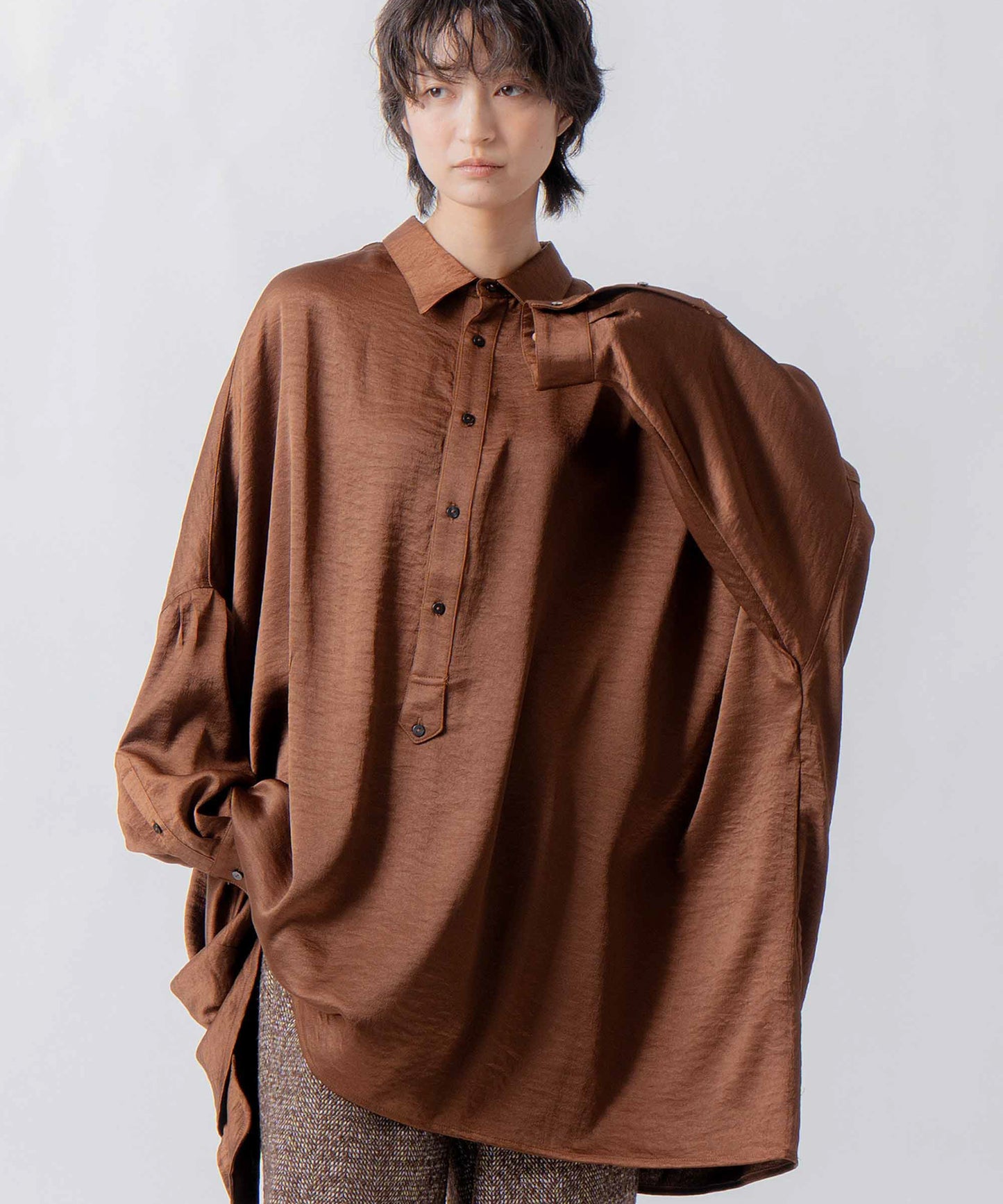 wide satin shirt / WHT26FBL4104