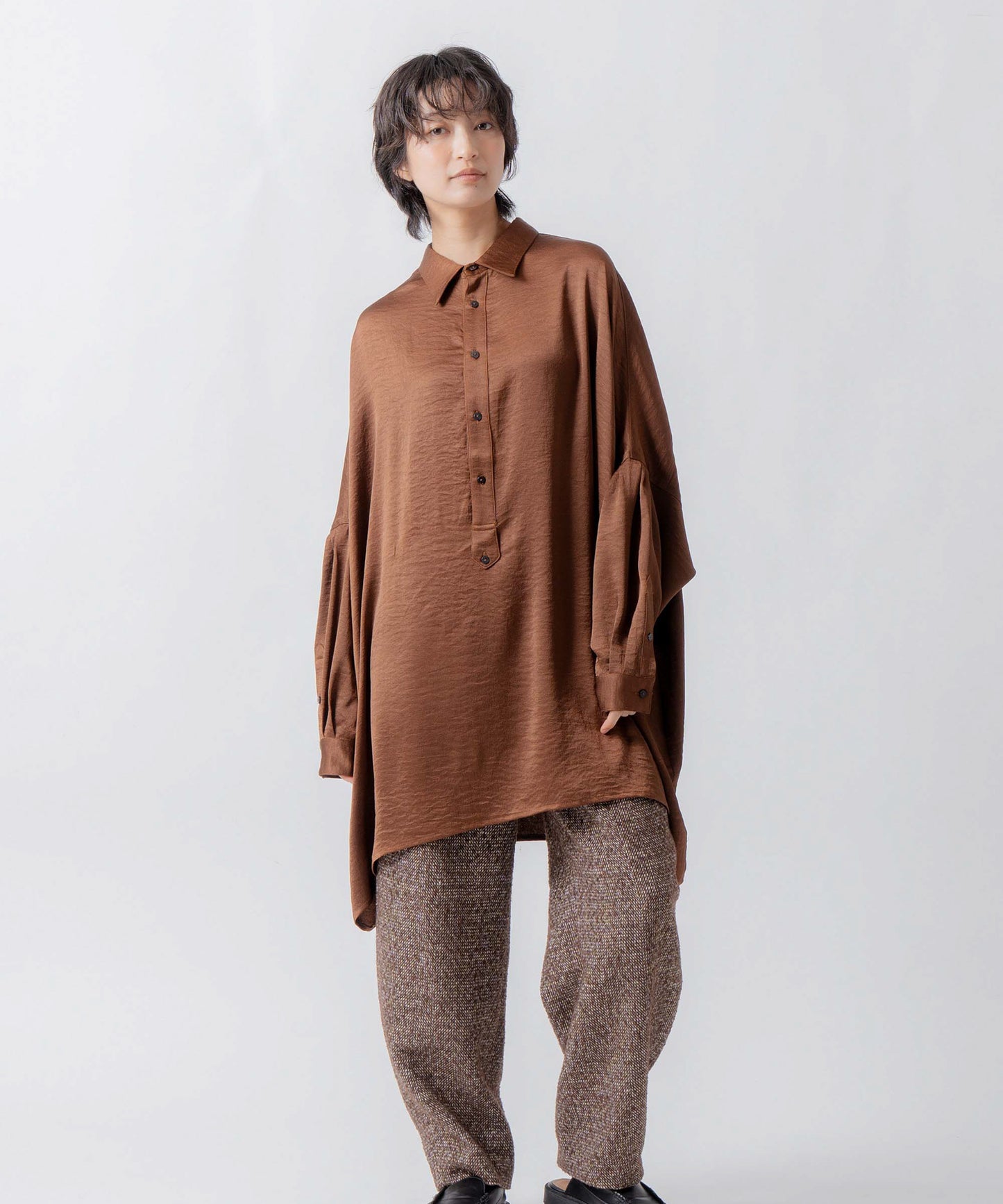 wide satin shirt / WHT26FBL4104