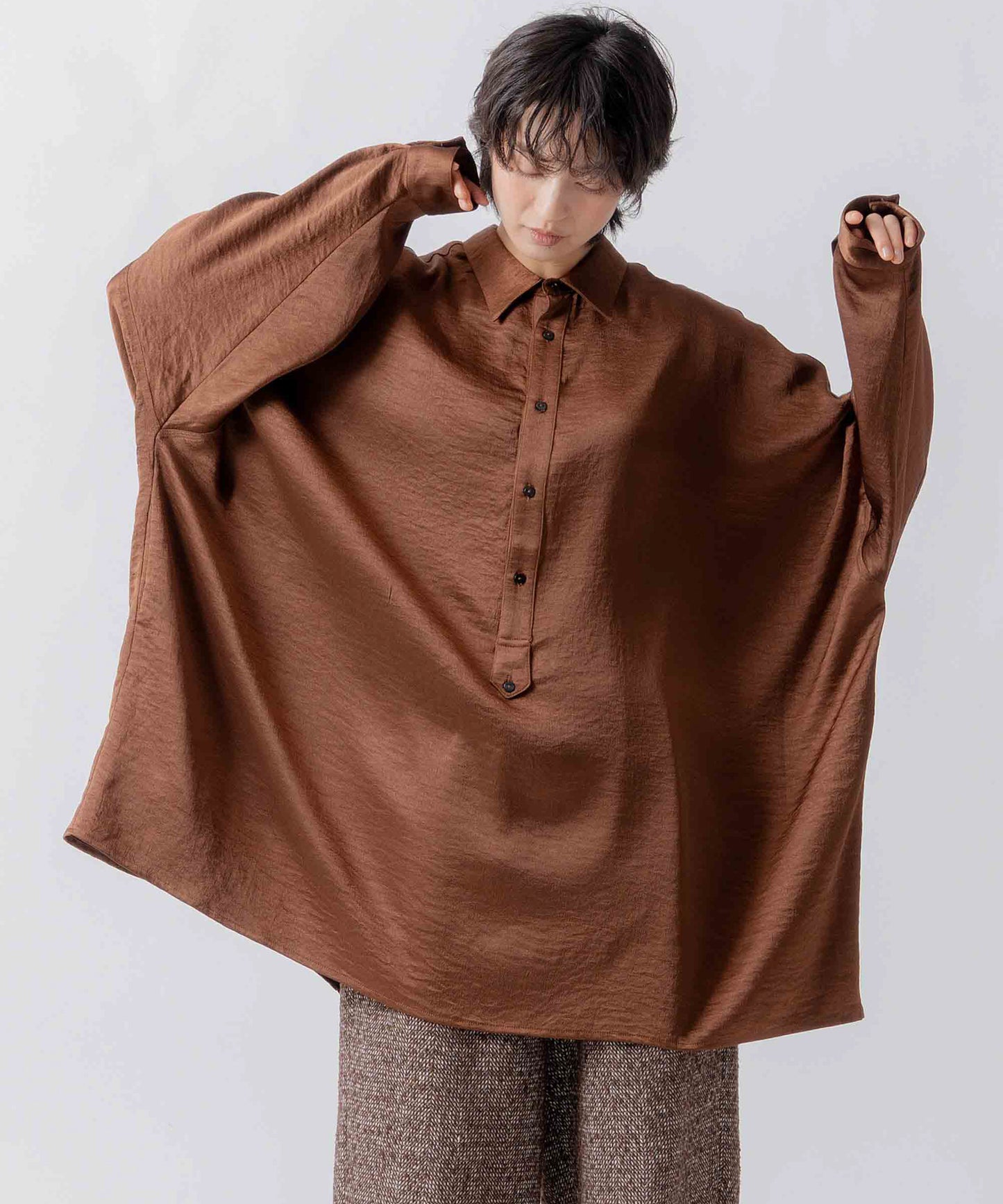 wide satin shirt / WHT26FBL4104